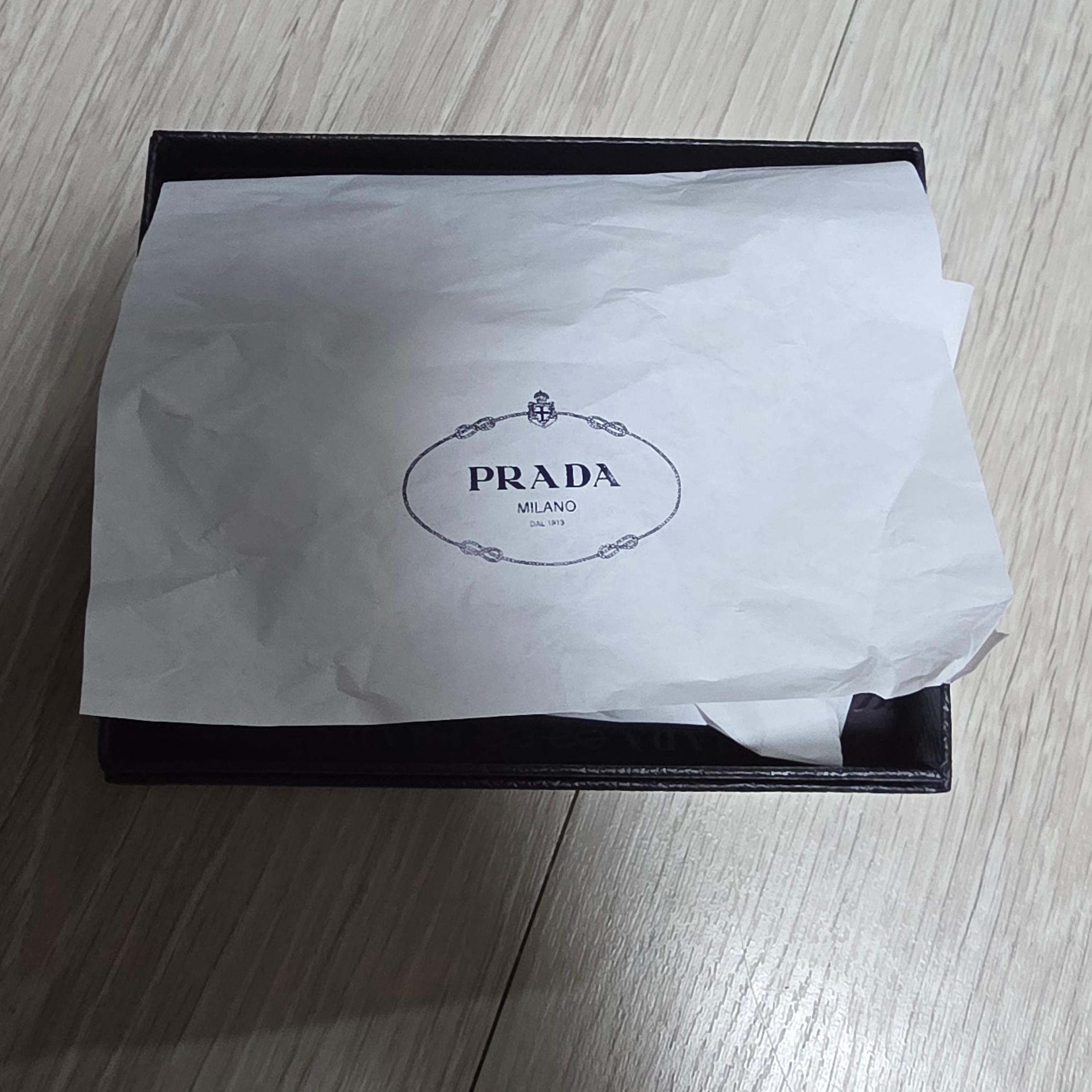 Prada Re-Nylon Mini Pouch Black 착용 스타일 - 3