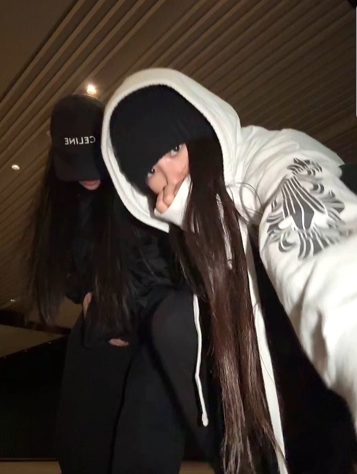 (W) Celine Baseball Cap in Cotton Black, Chrome Hearts Horseshoe Floral Fleece Zip-Up Hoodie White 착용 스타일