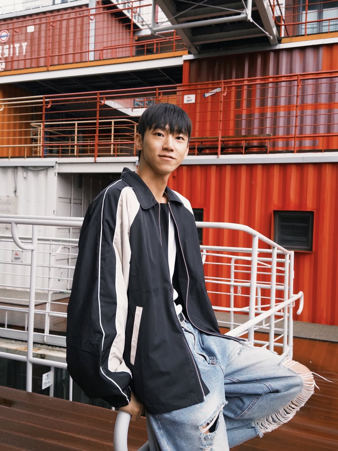 SLOW RECORD HOUSE Piping Line Windbreaker Navy 착용 스타일 - 2