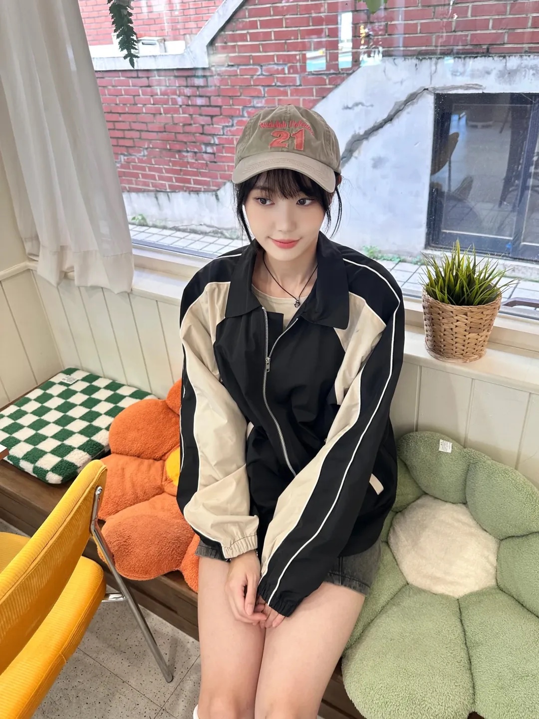 SLOW RECORD HOUSE Piping Line Windbreaker Navy 착용 스타일 - 3