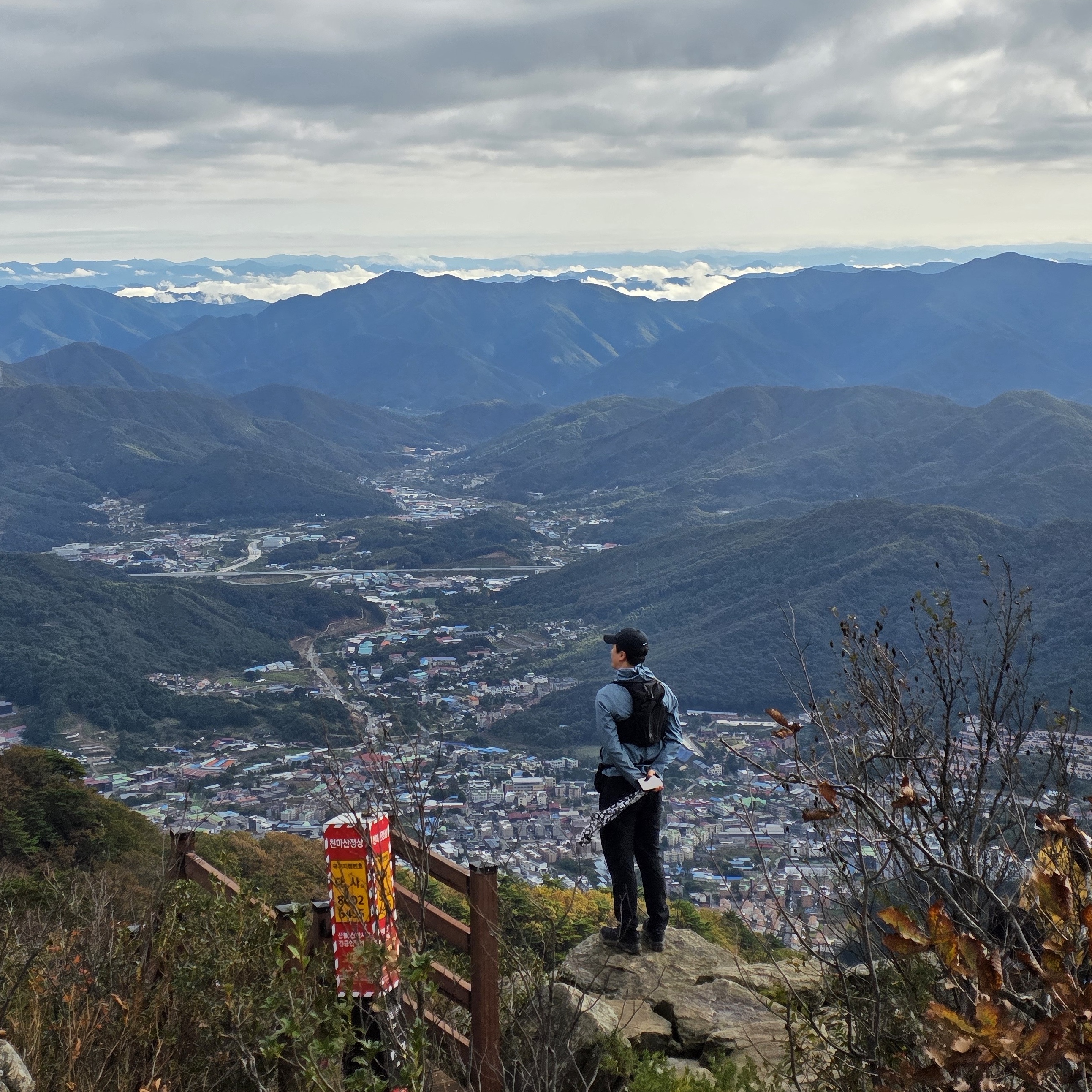 Salomon Active Skin 8 Set Black Metal, Nike Dri-Fit AeroBill Featherlight Perforated Running Cap Black 착용 스타일