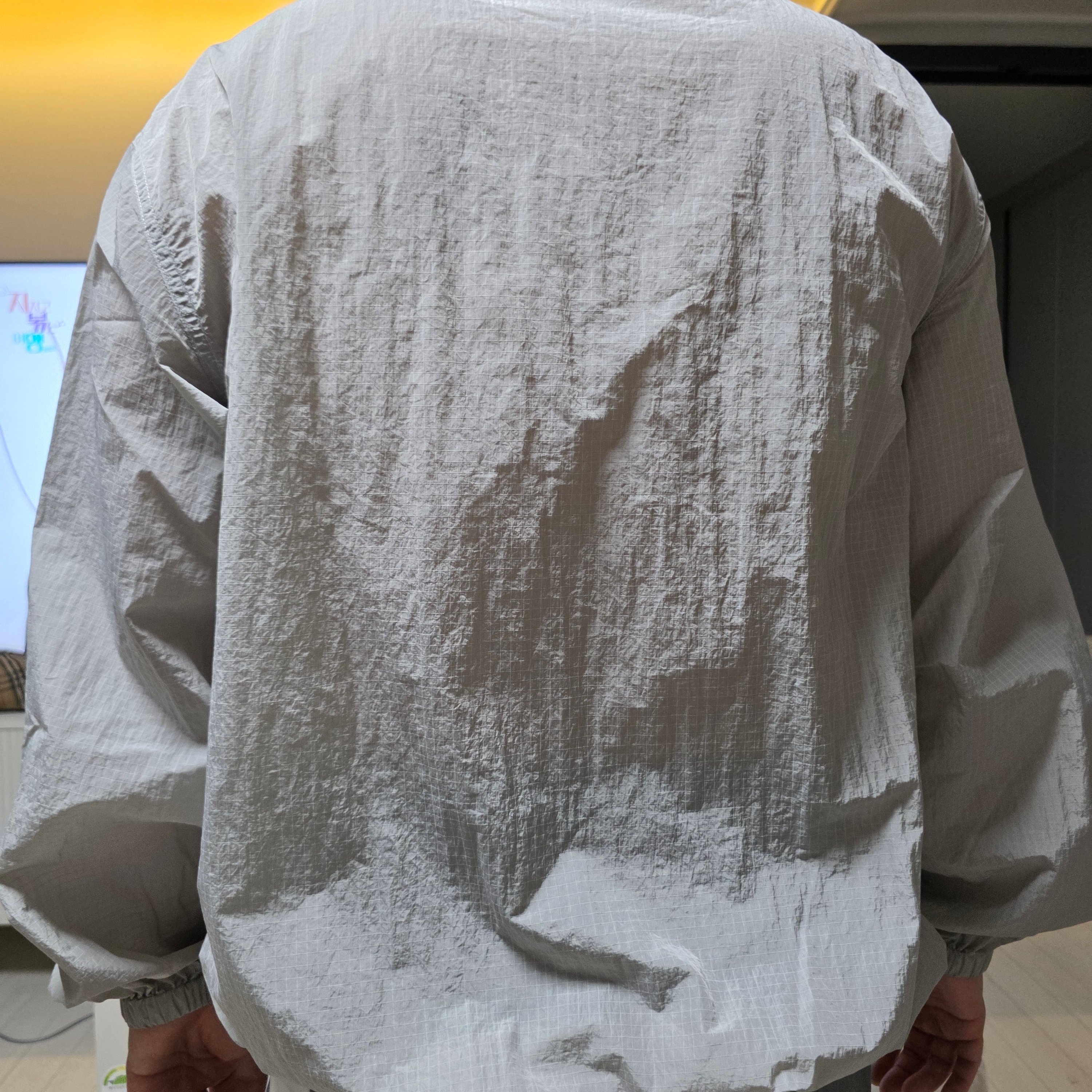 [KREAM 단독] runwhither Windbreaker MTM V2 Gray 착용 스타일 - 2