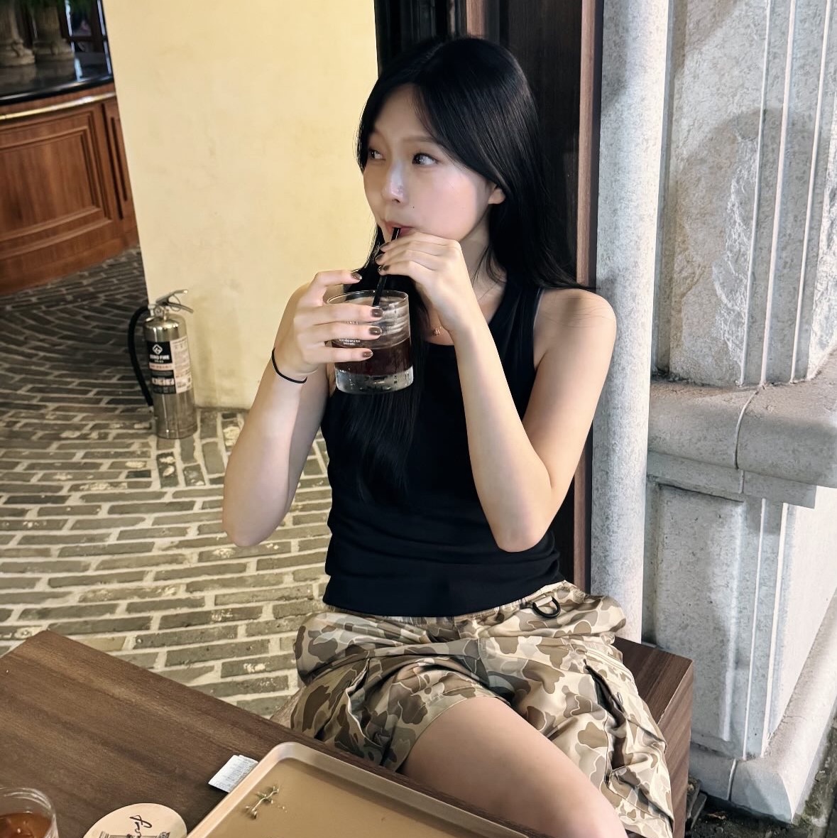 Carhartt WIP Irwin Shorts Desert Duck Camo 착용 스타일 - 1