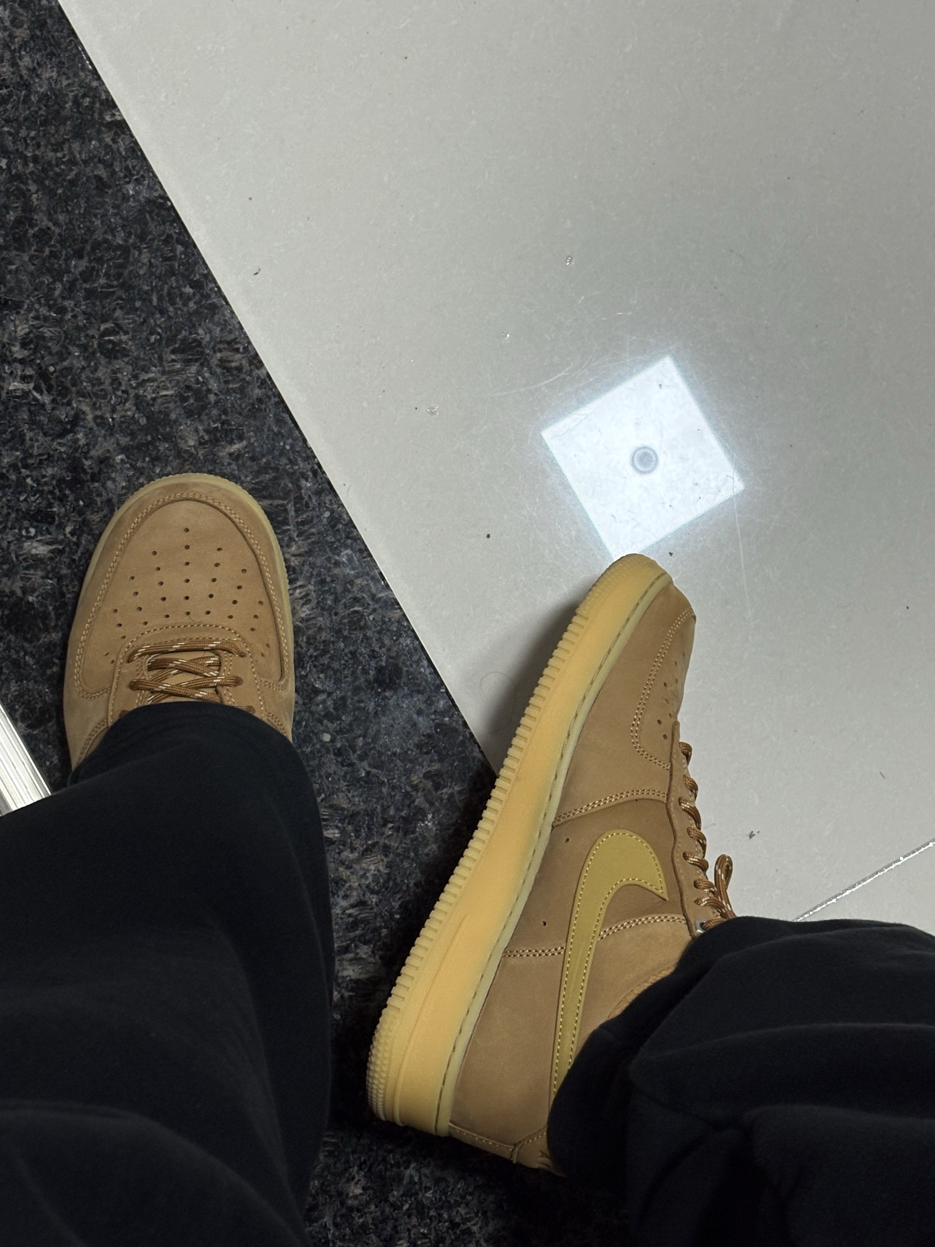 Nike Air Force 1 '07 WB Flax 착용 스타일