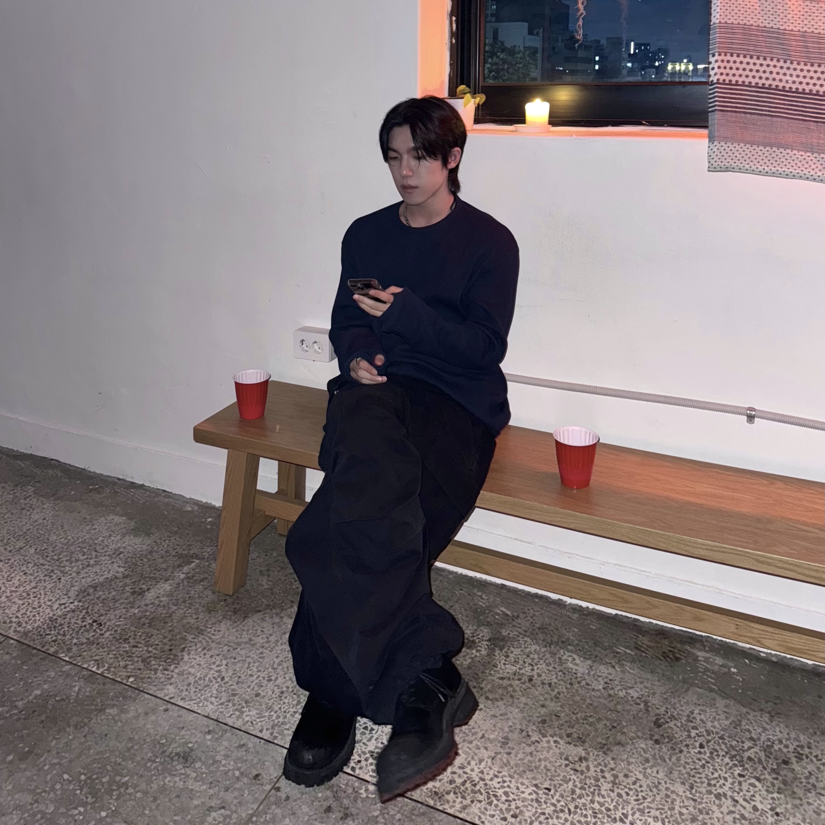 MJD Waffle Finger Hole Long Sleeve Navy 착용 스타일