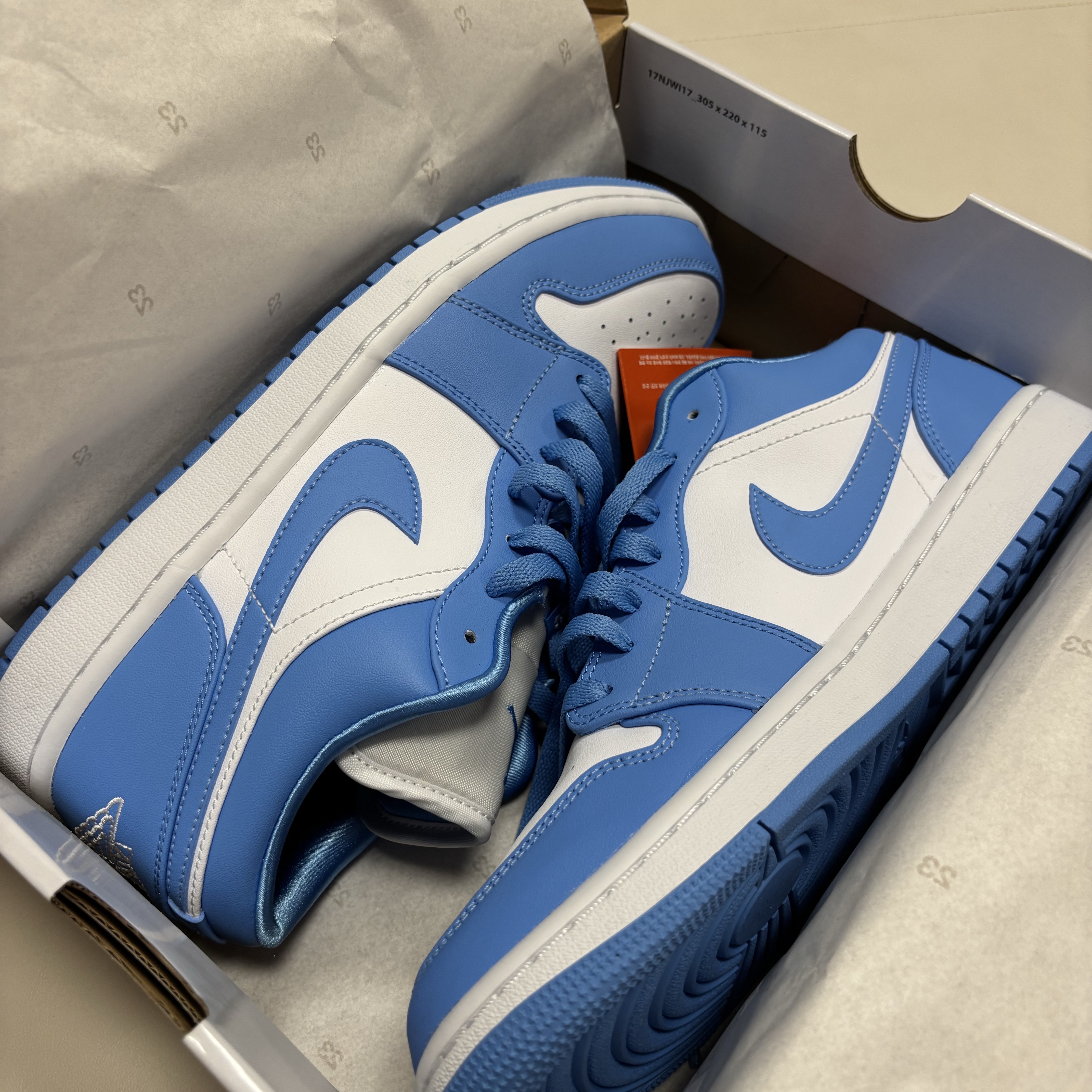 (W) Jordan 1 Low UNC University Blue 착용 스타일 - 2