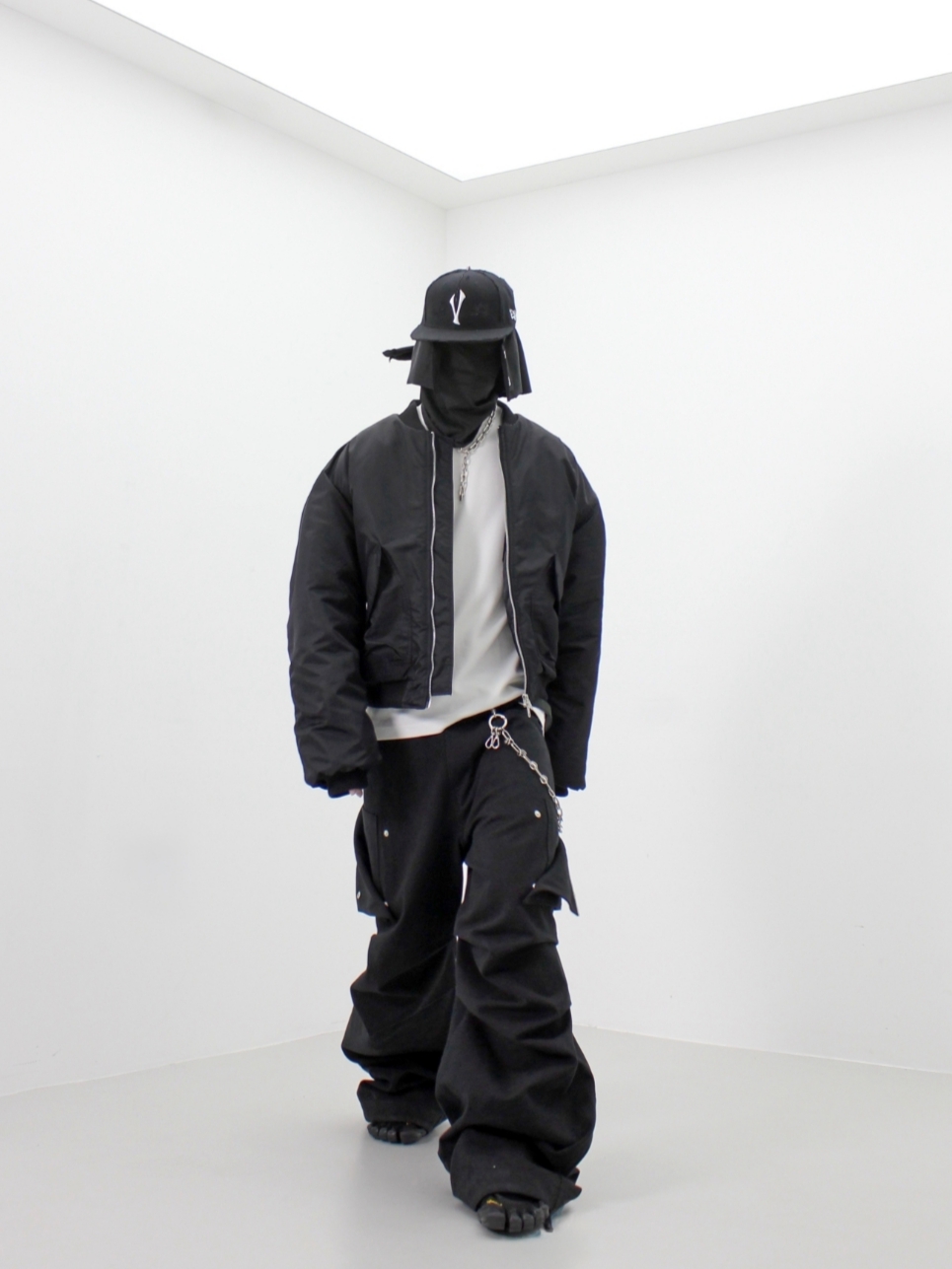 ROARINGRAD 25 Parachute Cargo Pants Black 착용 스타일