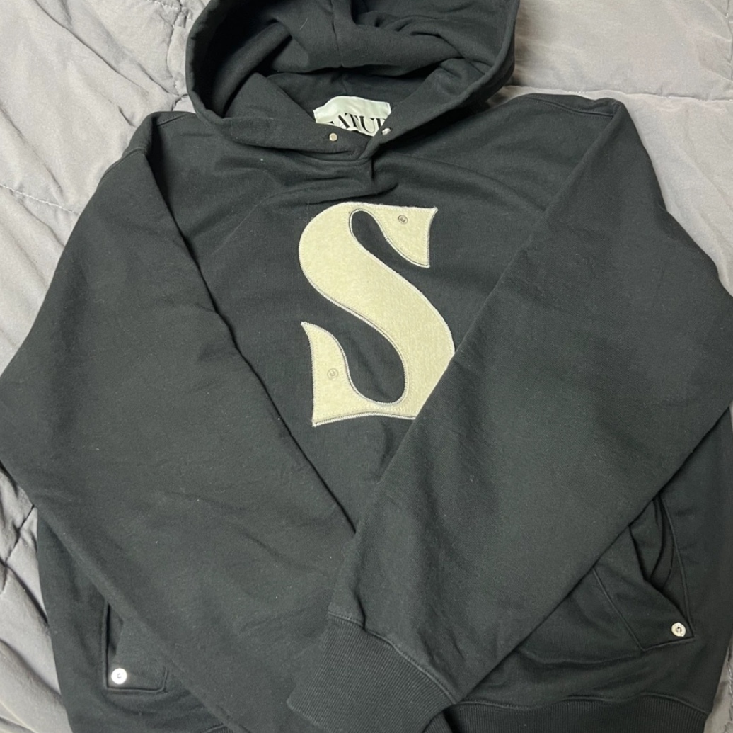 SATUR Rivet Applique Pocket Logo Hoodie Classic Navy 착용 스타일