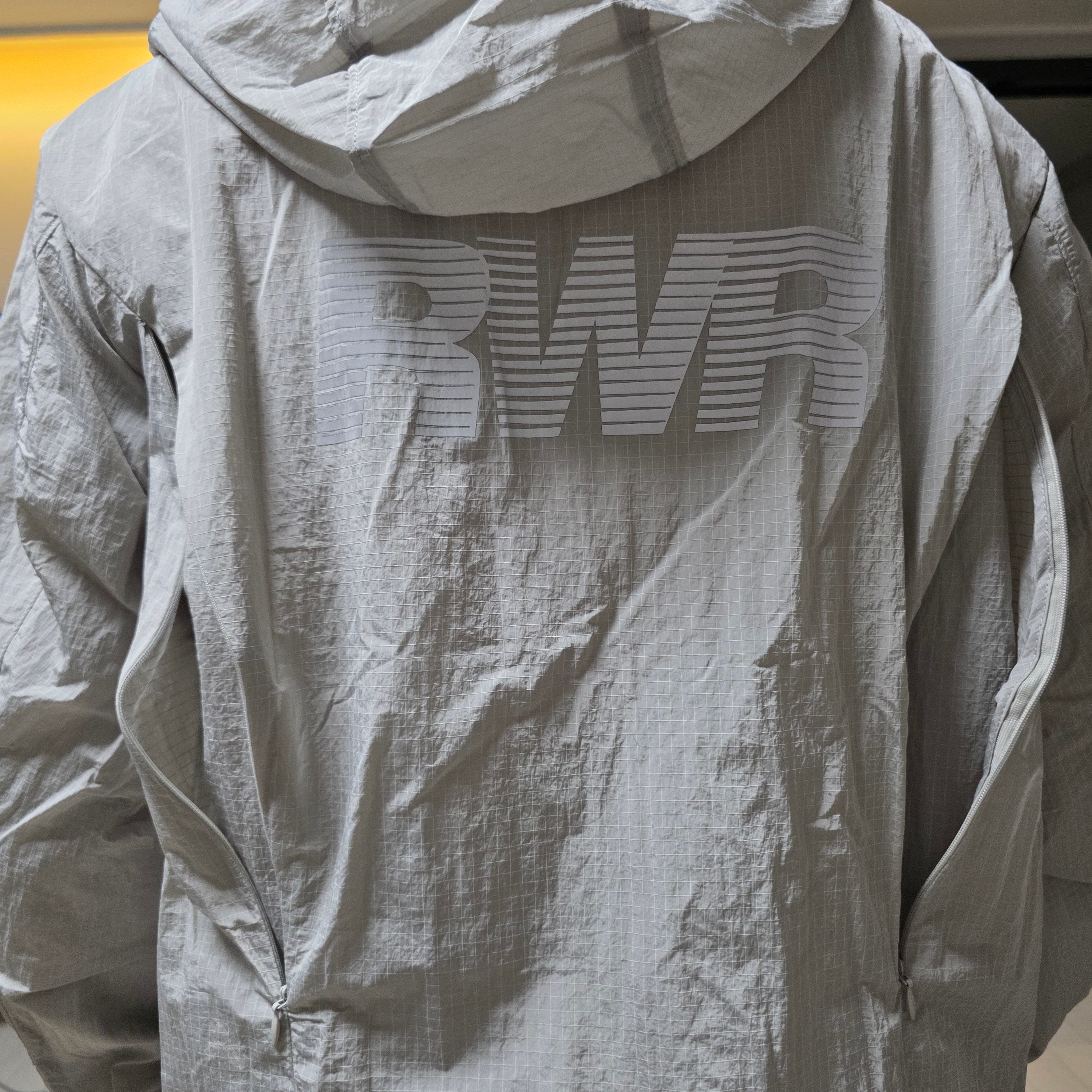 [KREAM 단독] runwhither Windbreaker Jacket V2 Gray 착용 스타일 - 1