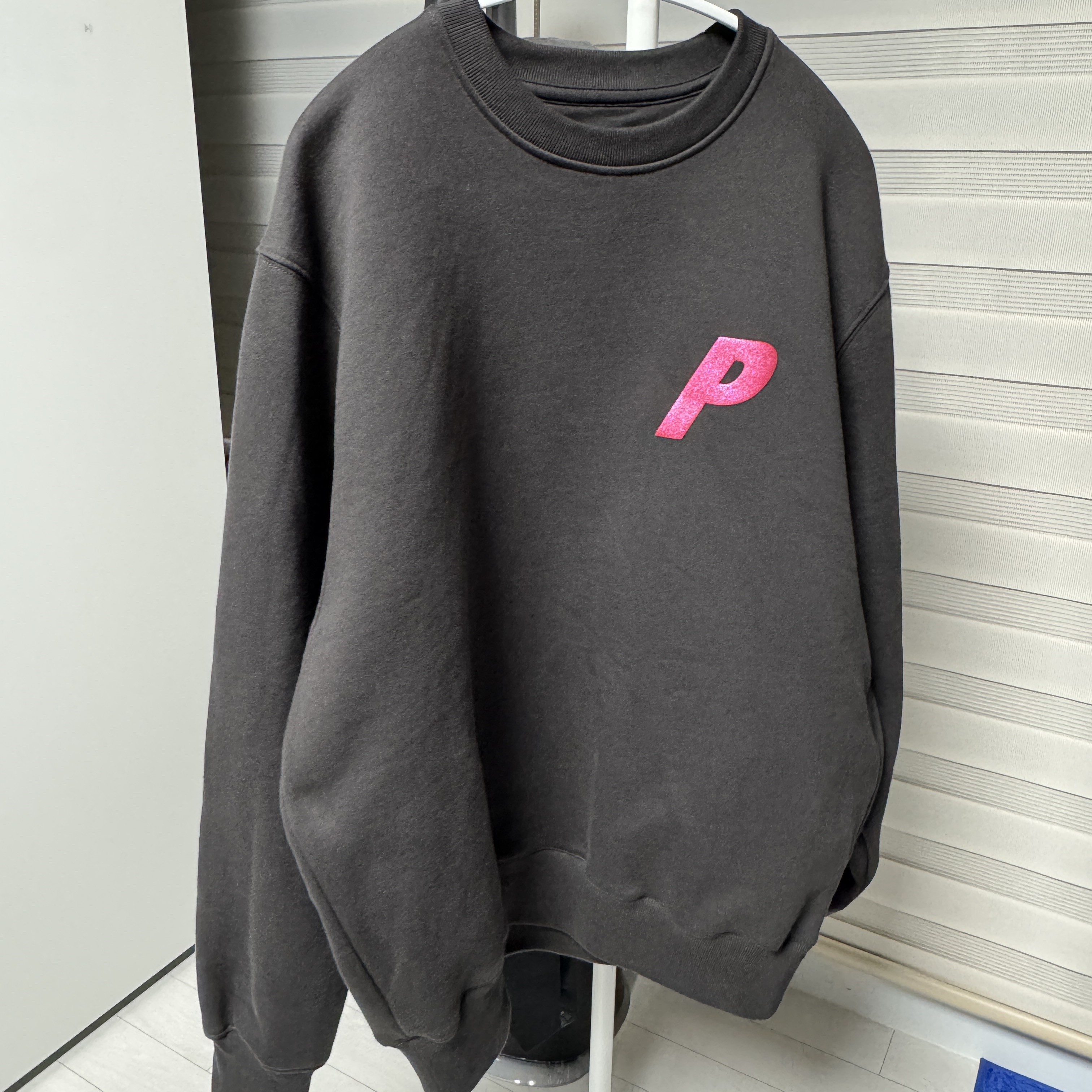Palace P3 Glitter Crew Black - 24FW 착용 스타일 - 1