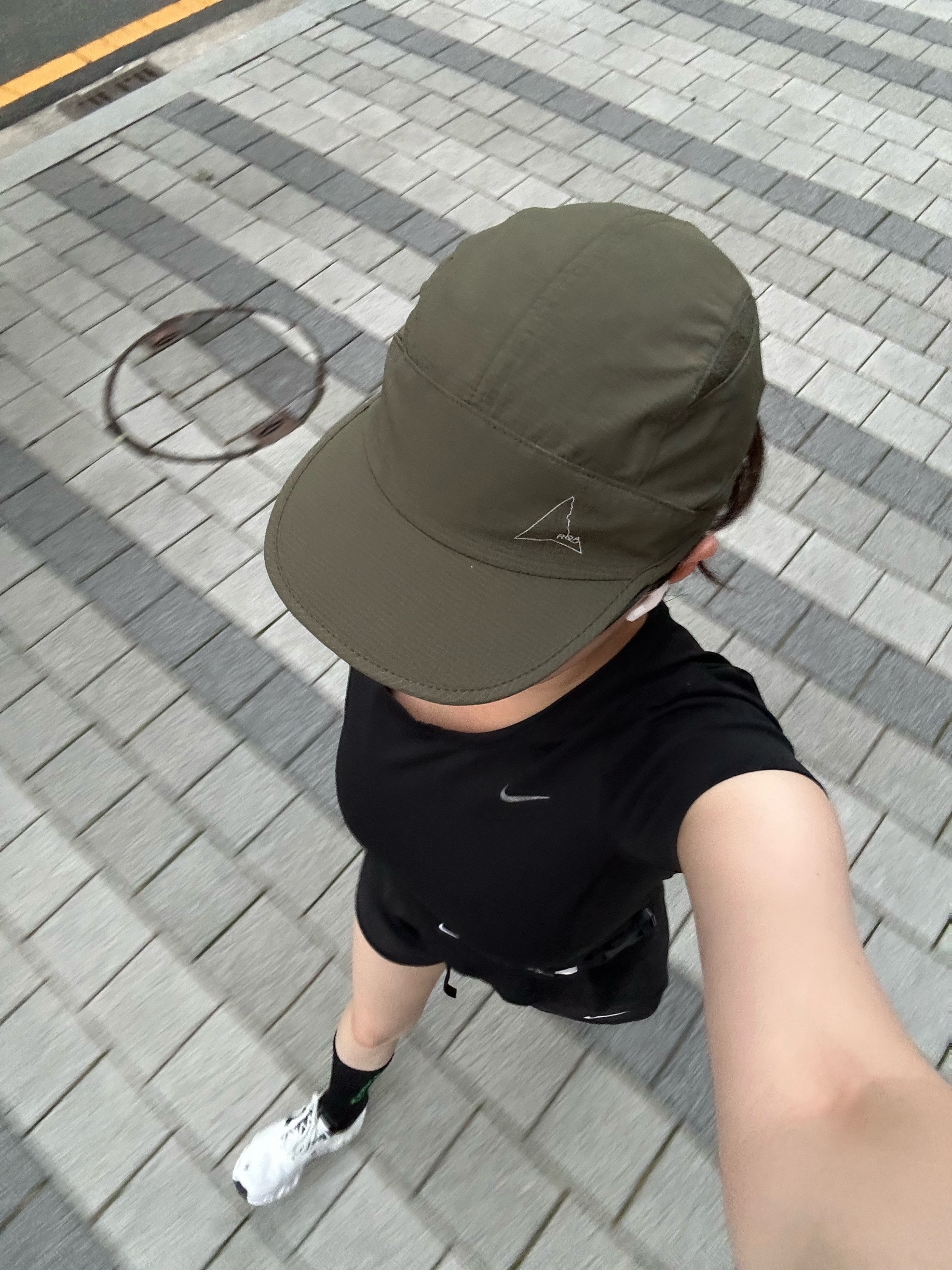 Roa Hiking Cap Aloe, On Running Cloudmonster 2 White Frost 착용 스타일 - 1