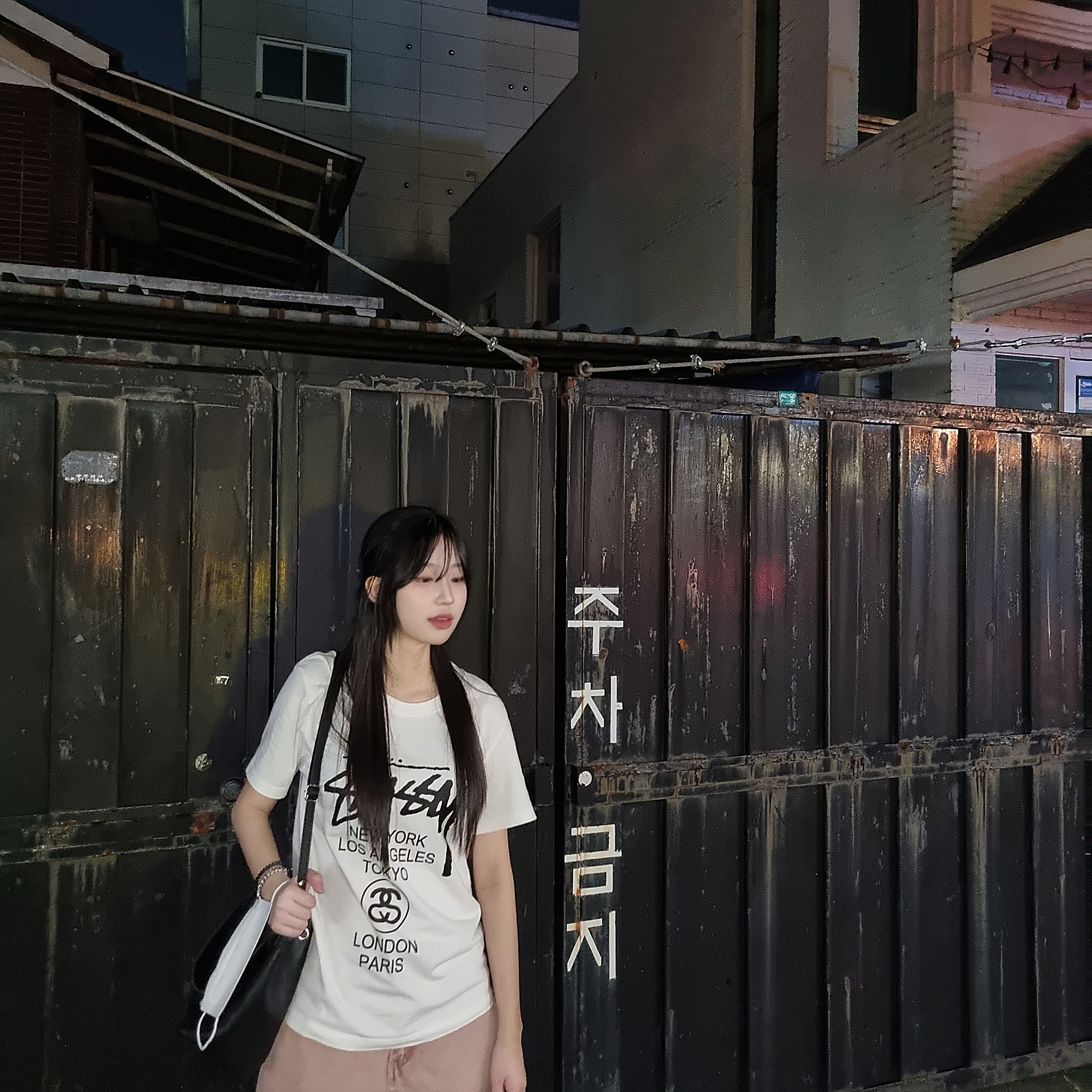 Stussy World Tour T-Shirt White 2023 착용 스타일 - 2