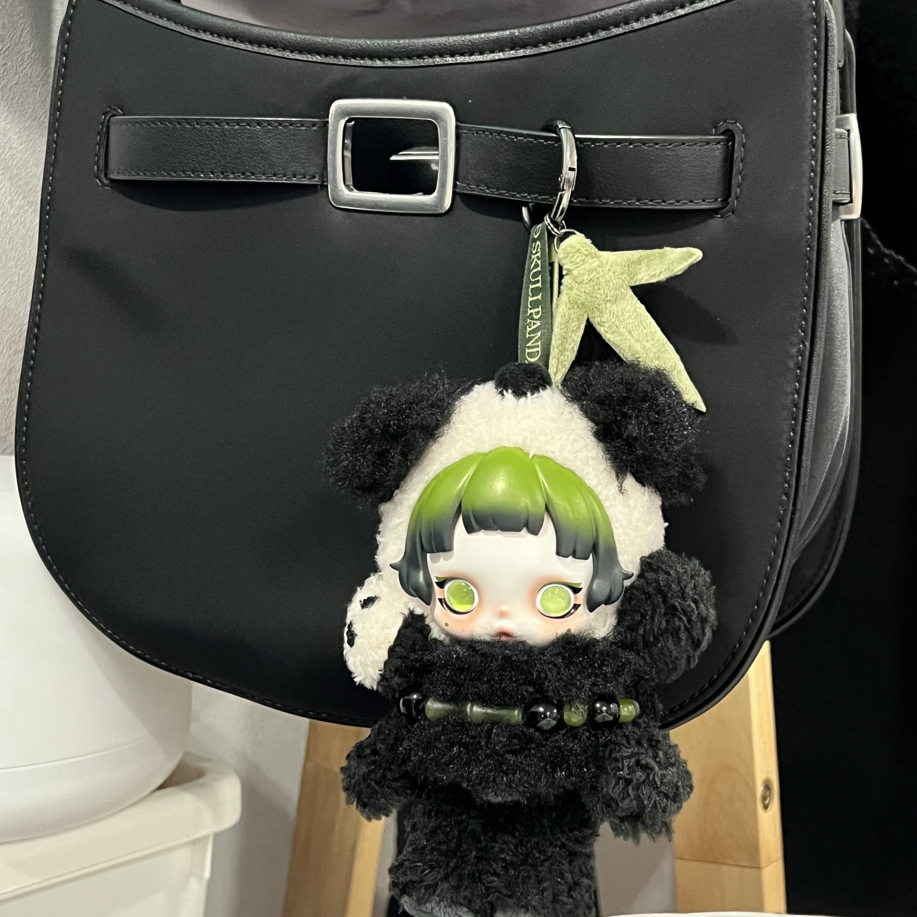 Pop Mart Skullpanda Lazy Panda Plush Doll Pendant 착용 스타일