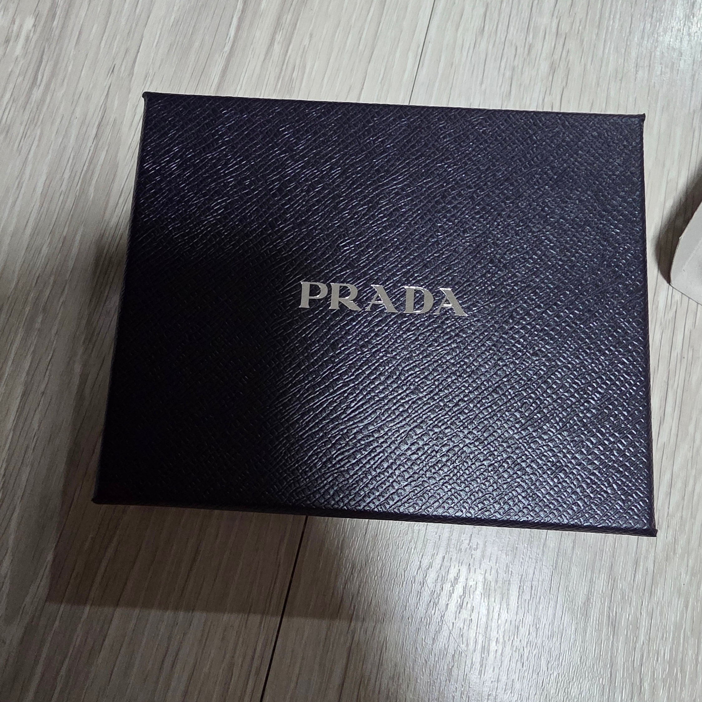 Prada Re-Nylon Mini Pouch Black 착용 스타일 - 2