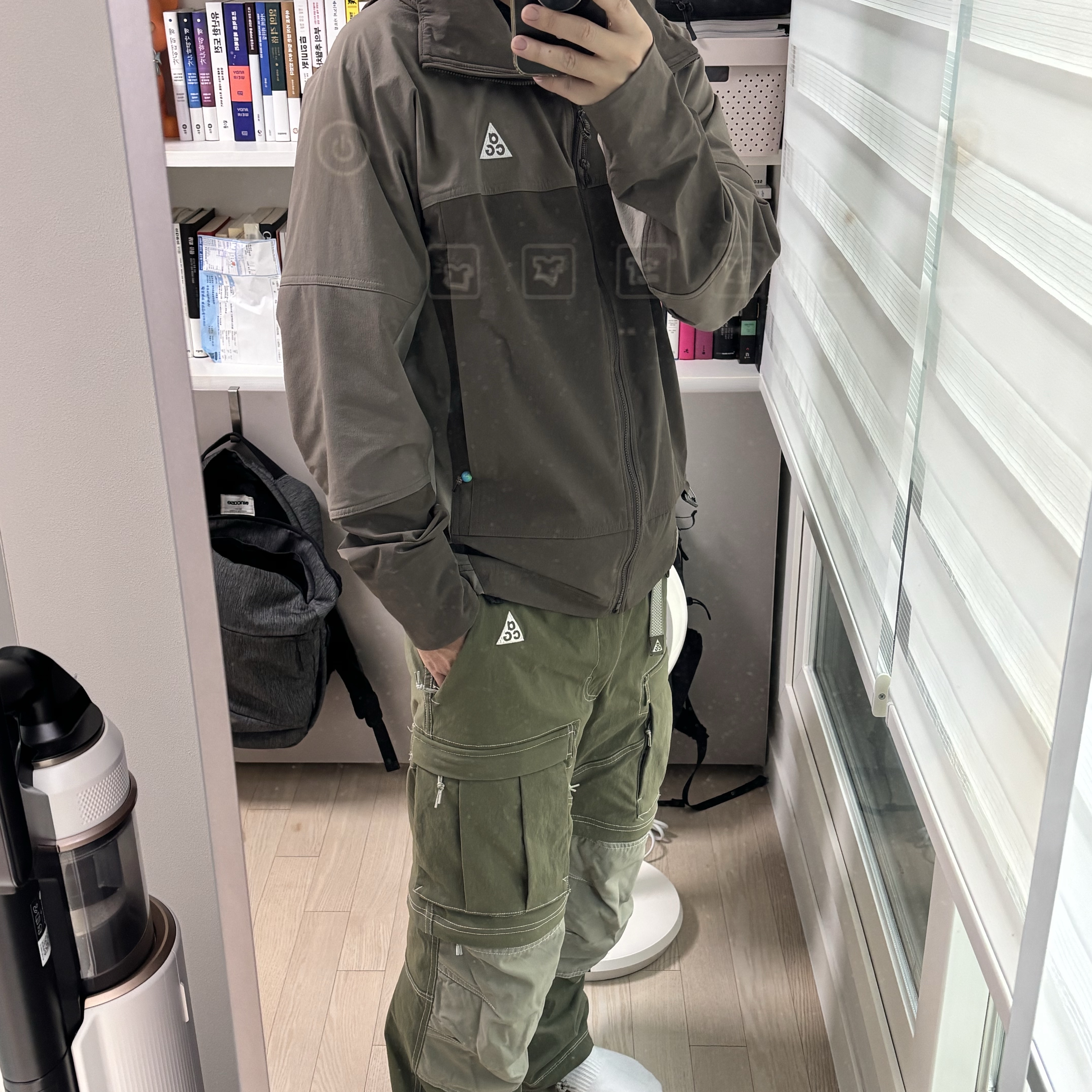 Nike ACG Sun Farer Jacket Ironstone - Asia, Nike ACG Cargo Shorts Ironstone - Asia 착용 스타일 - 2
