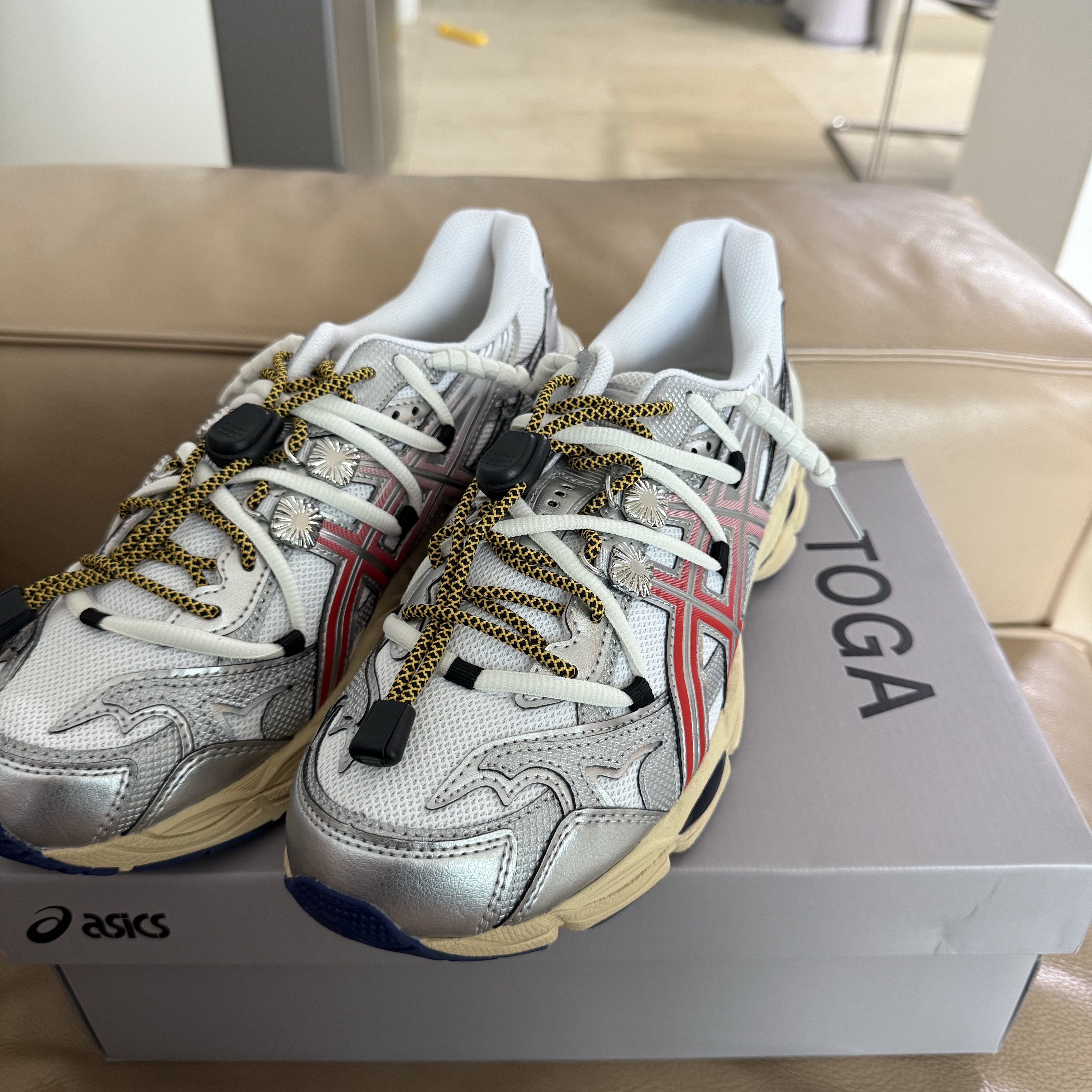 Asics x Toga Gel-Cumulus 16 TG White Red Pure Silver 착용 스타일