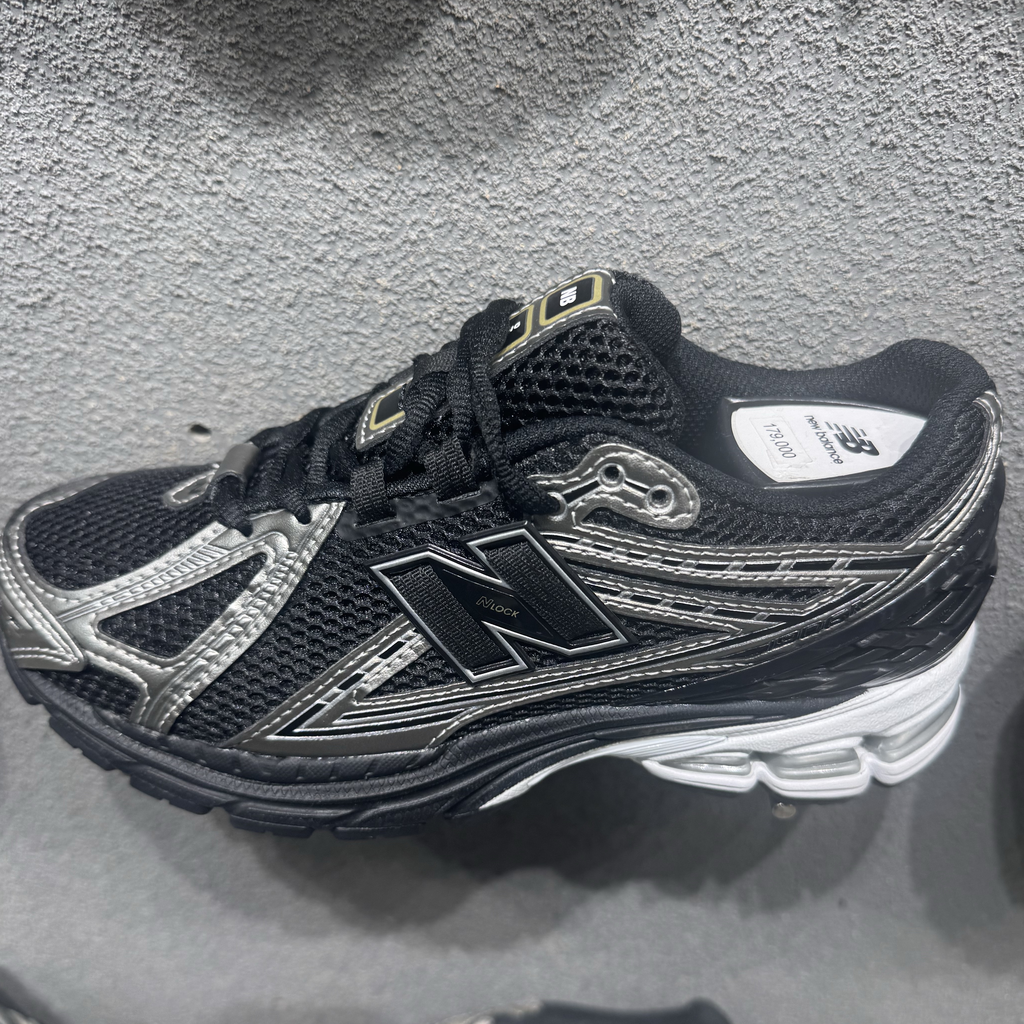 New Balance 1906R Black Silver Metallic 착용 스타일