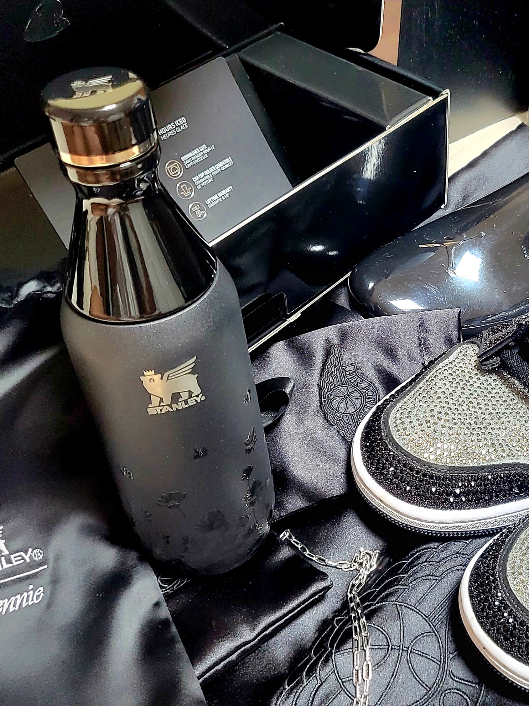 Stanley x Jennie 1913 Quencher Luxe Tumbler 887ml Midnight Ruby, Stanley x Jennie 1913 All Day Slim Luxe Bottle 355ml Midnight Ruby 착용 스타일 - 2