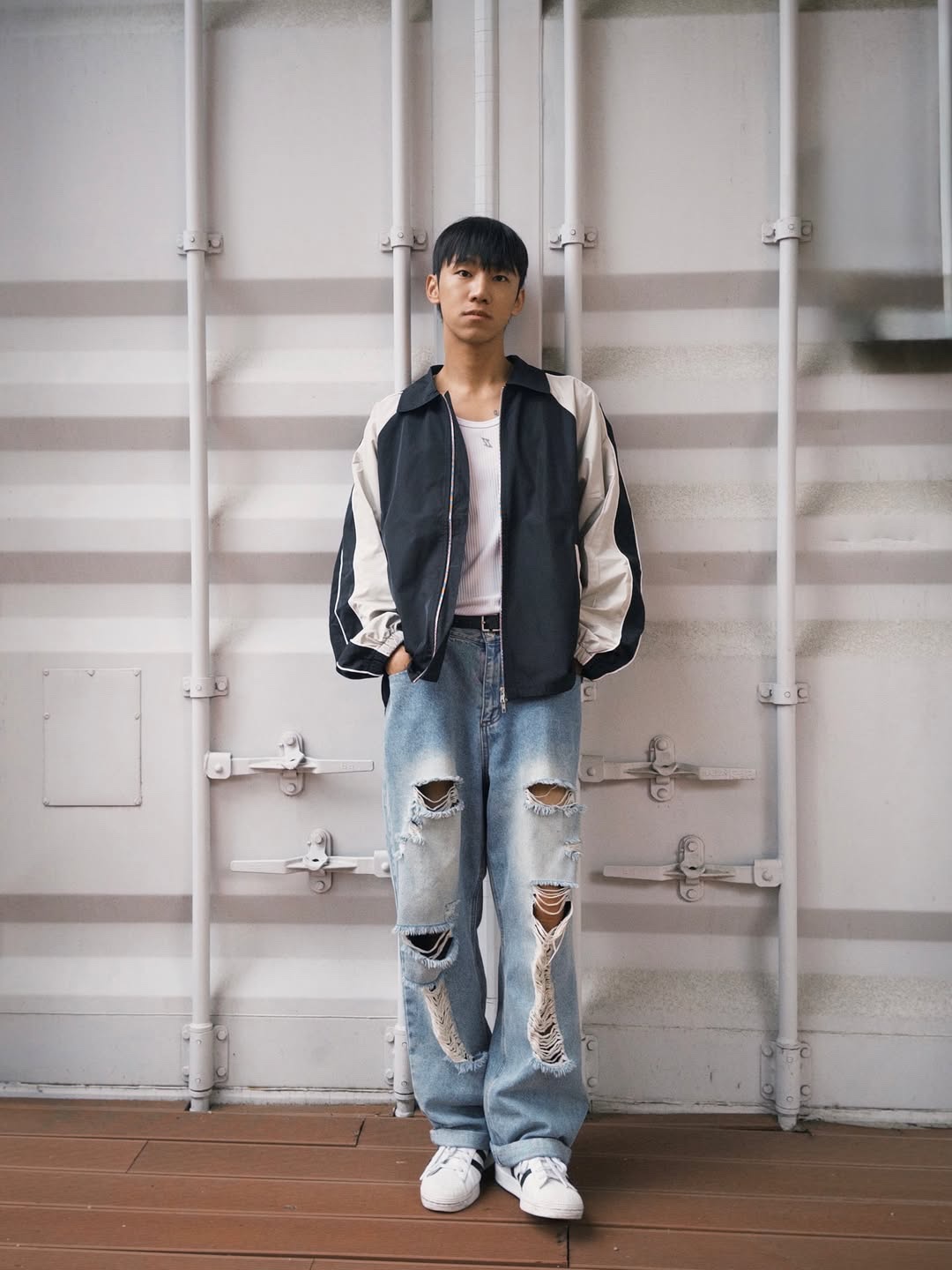 SLOW RECORD HOUSE Piping Line Windbreaker Navy 착용 스타일 - 5