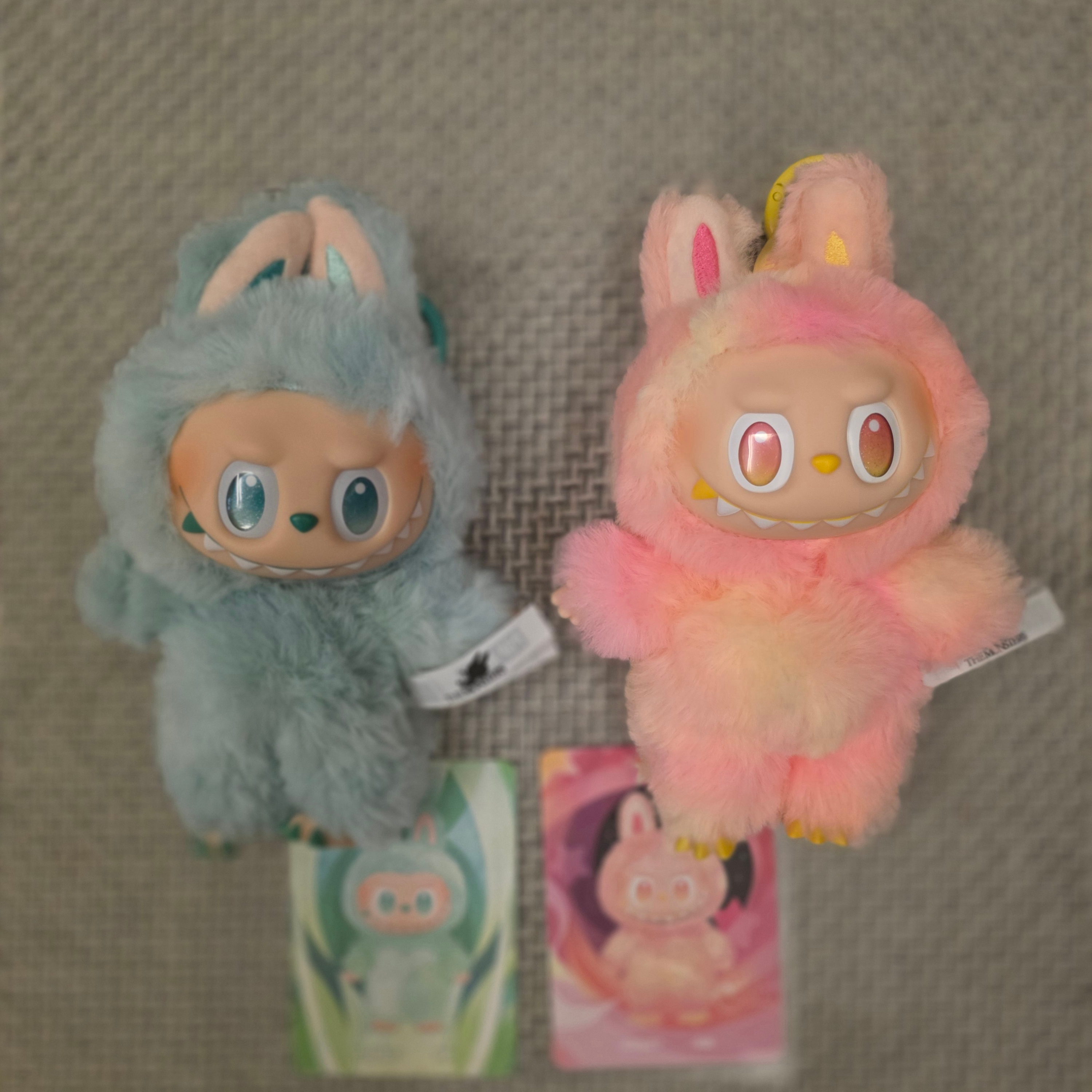 Pop Mart Labubu The Monsters Highlight Series Sealed Case (Bundle of 2/1 Blind Box) 착용 스타일