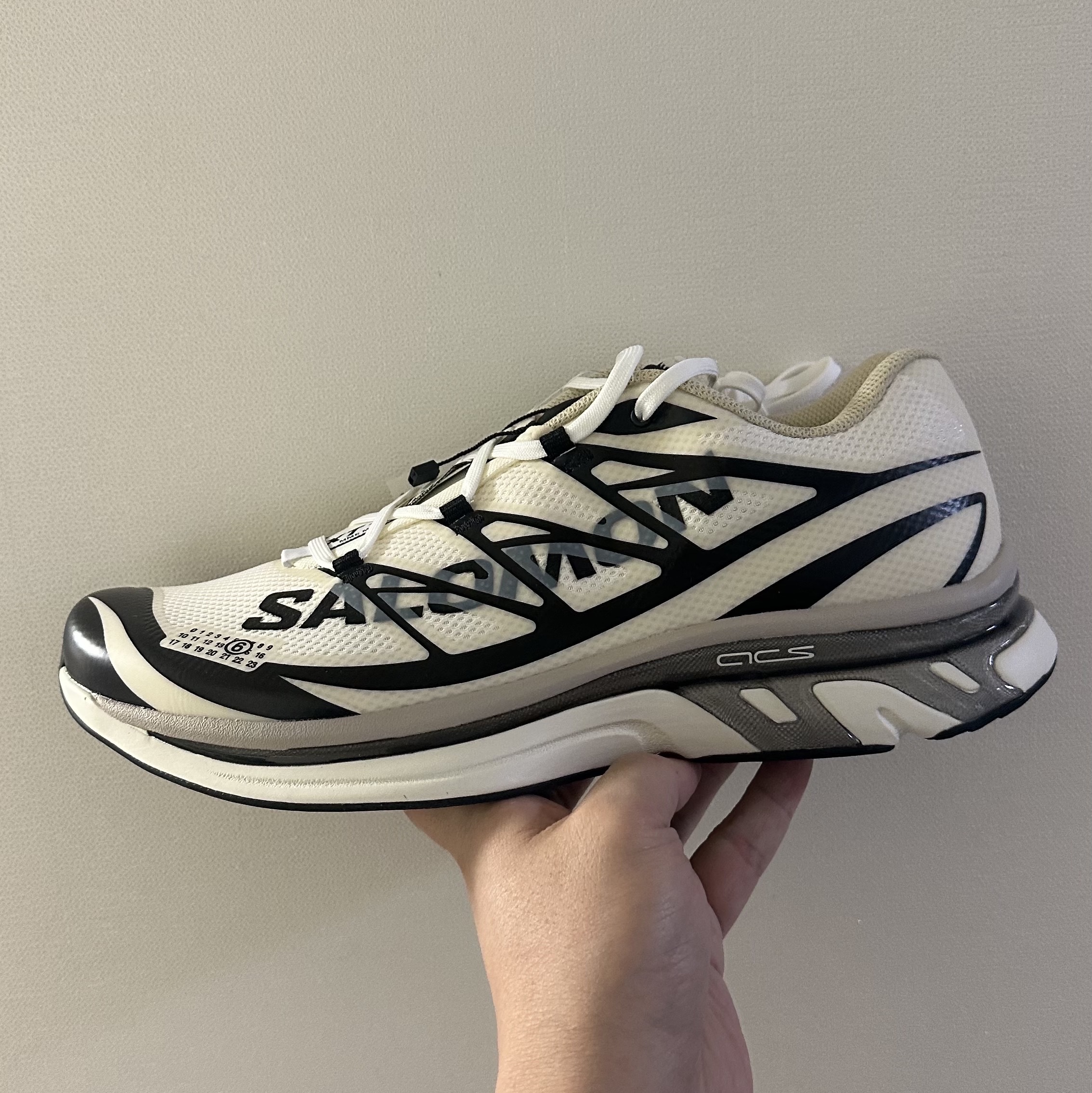 Salomon x MM6 Masion Margiela XT-MM6 Vanilla Ice Black 착용 스타일 - 1