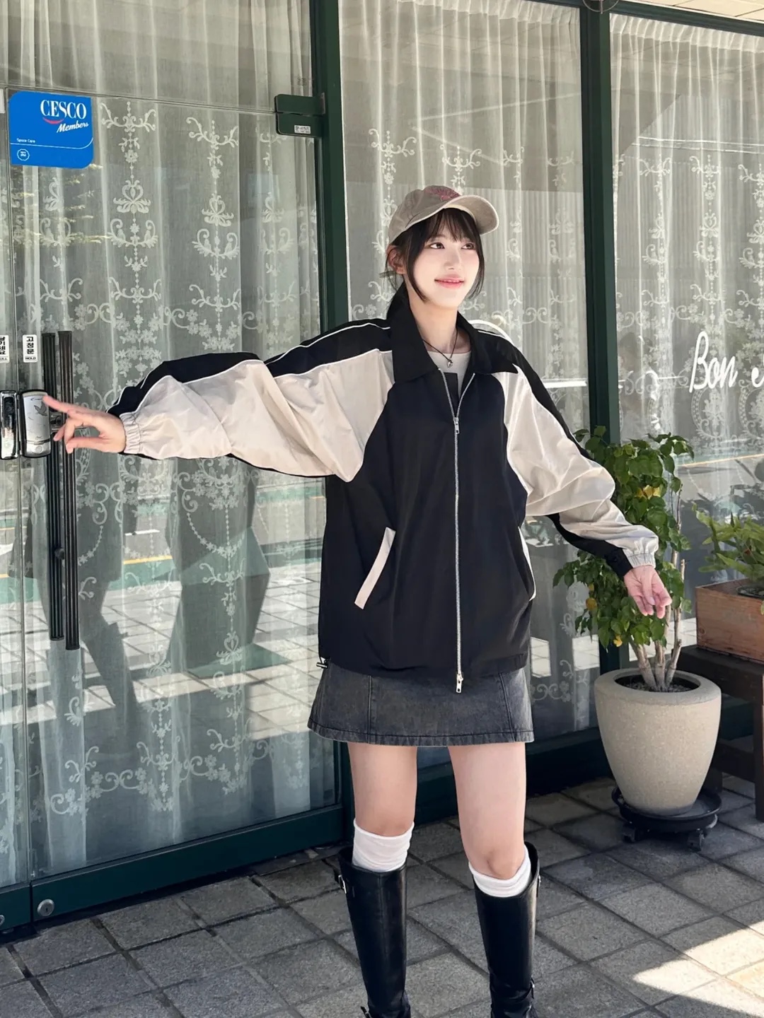 SLOW RECORD HOUSE Piping Line Windbreaker Navy 착용 스타일 - 4