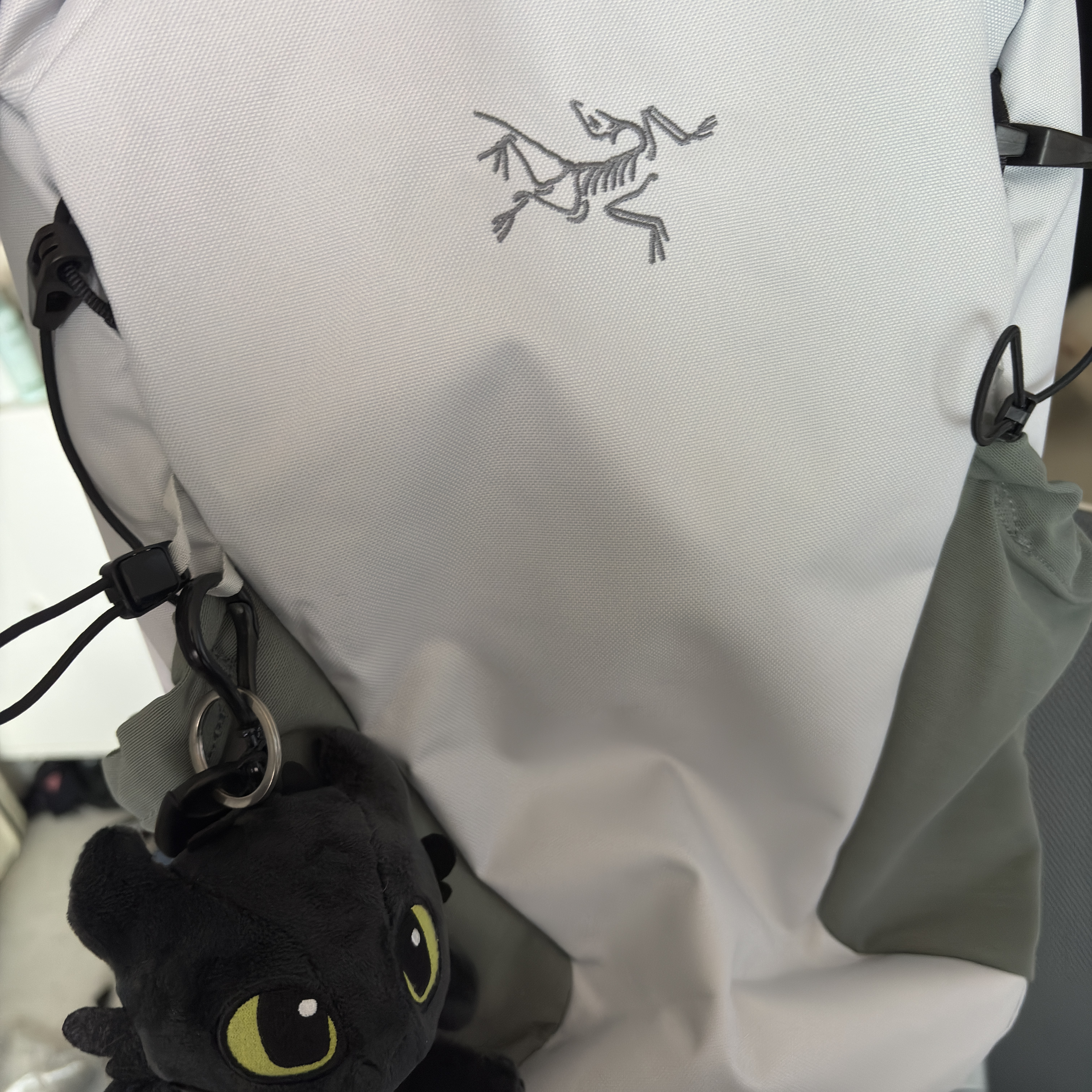 Arc'teryx Mantis 16 Backpack Solitude Void 착용 스타일