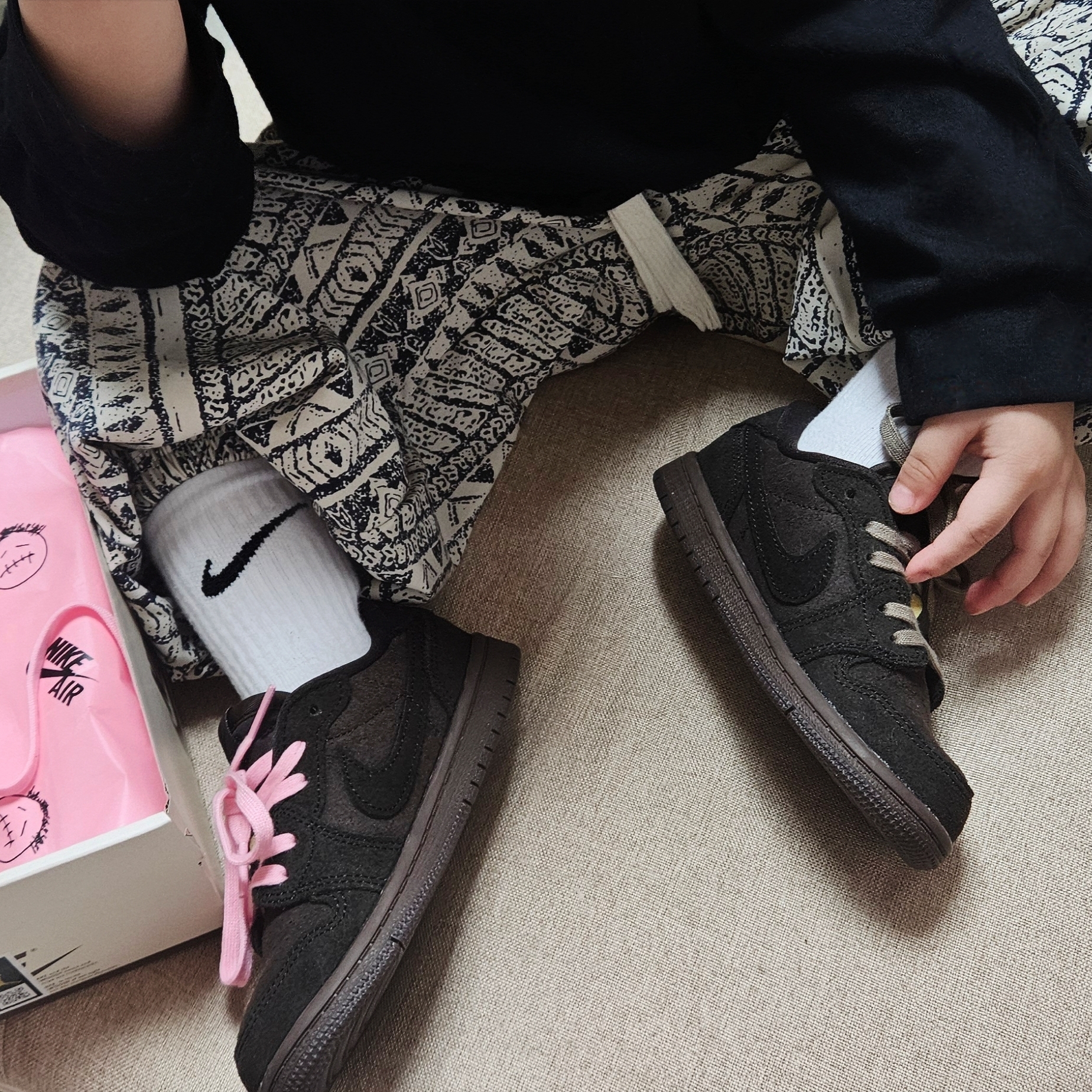 (TD) Jordan 1 x Travis Scott Retro Low OG SP Velvet Brown and Dark Mocha 착용 스타일 - 2