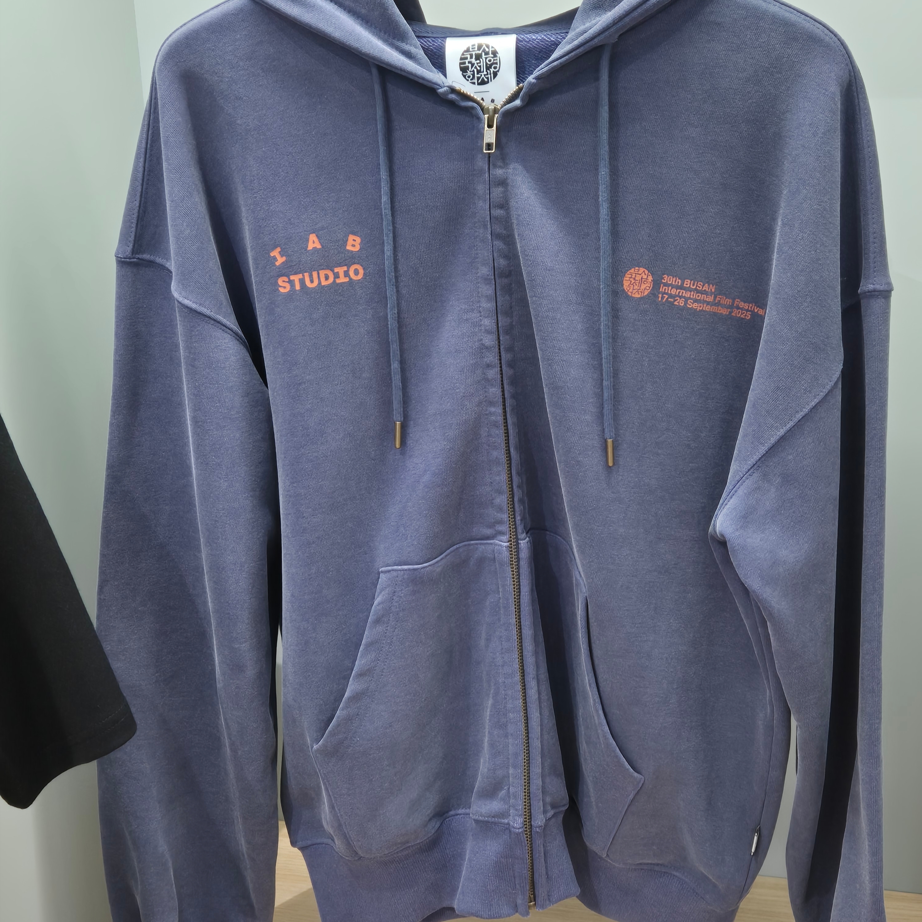 IAB Studio x p!tt Now Showing Zip-Up Hoodie Twilight Purple 착용 스타일