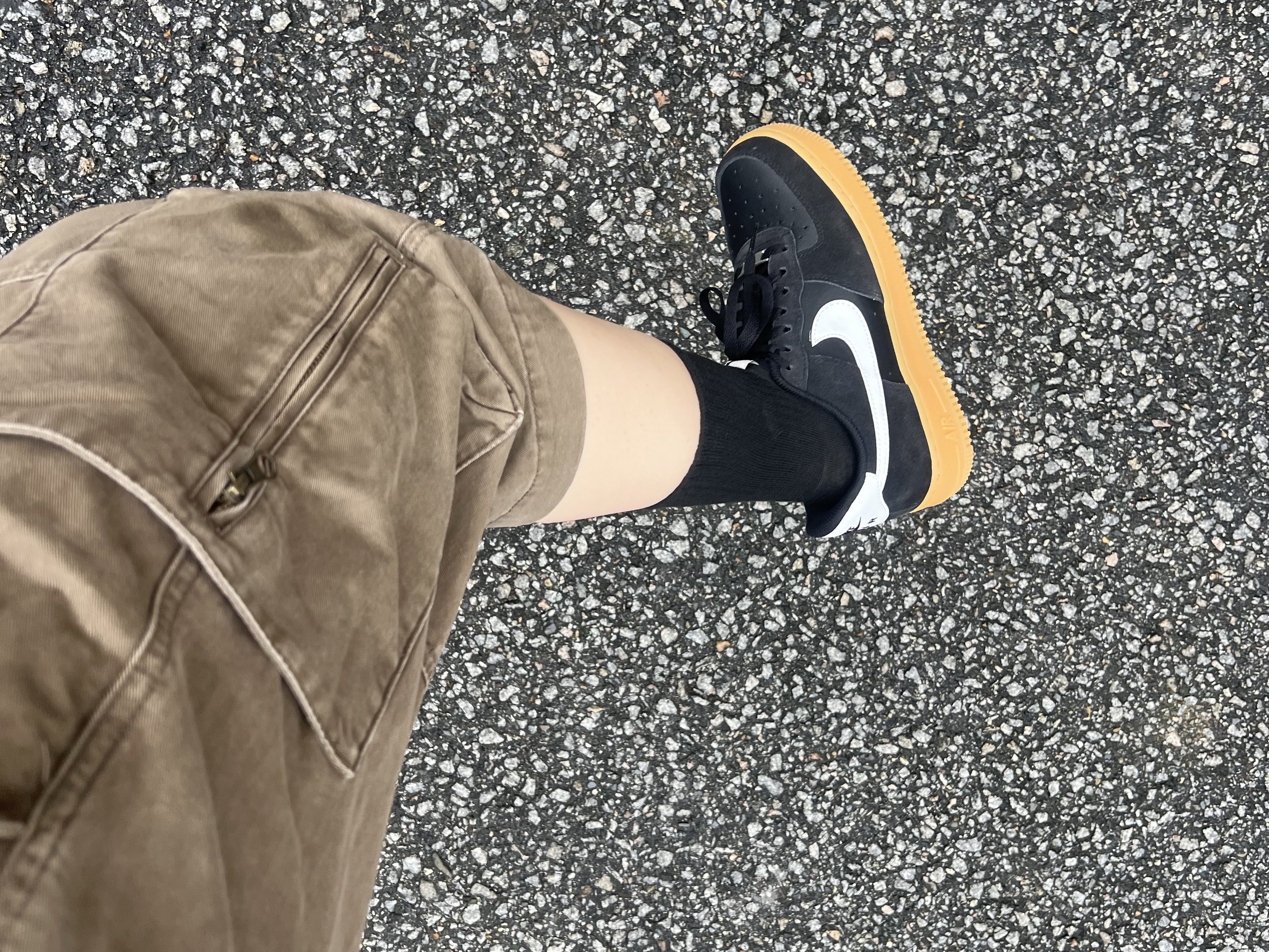 Nike Air Force 1 '07 LV8 Black Gum Light Brown 착용 스타일