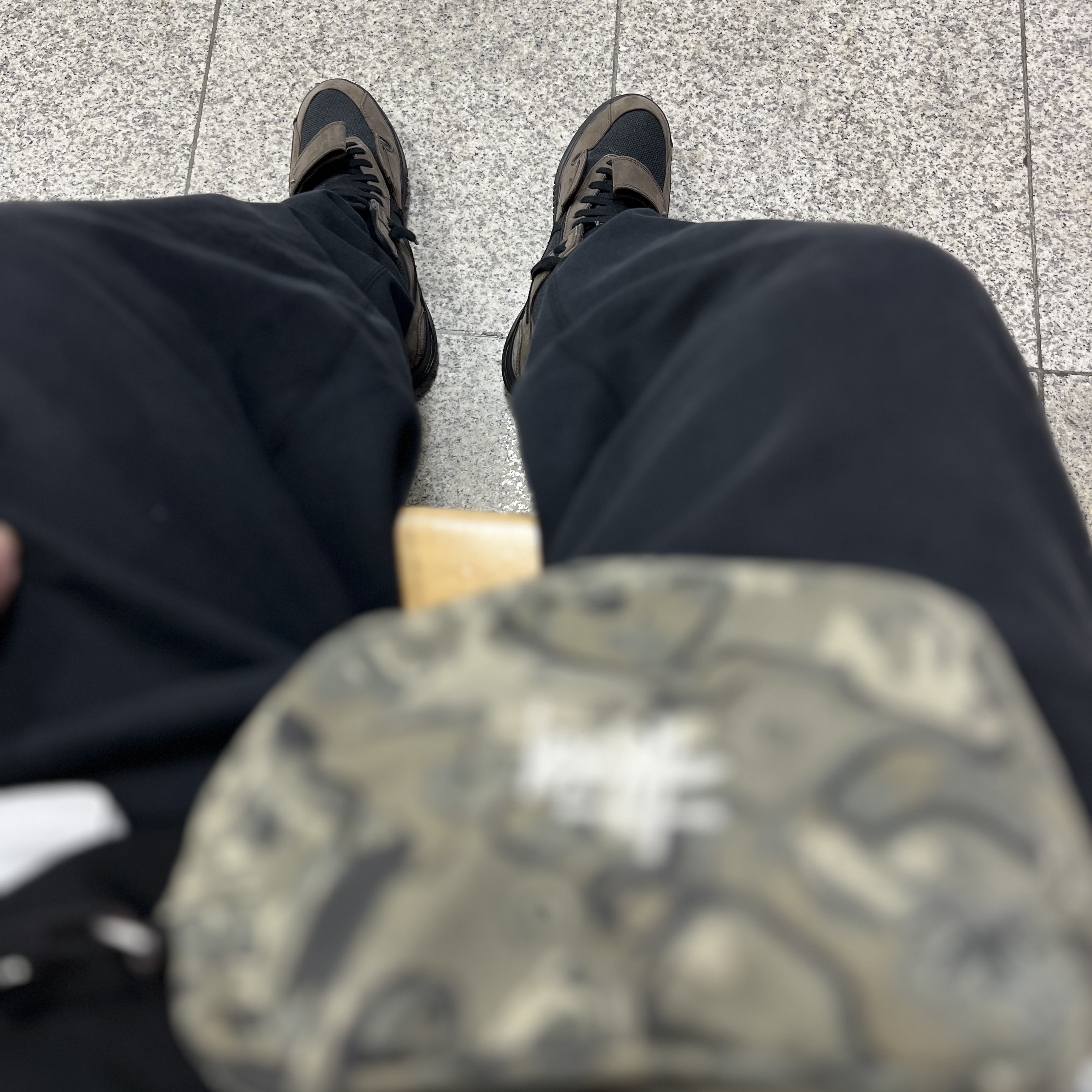 Jordan x Travis Scott Jumpman Jack TR Black and Dark Mocha, Stussy Canvas Side Pouch Veil Camo 착용 스타일 - 1