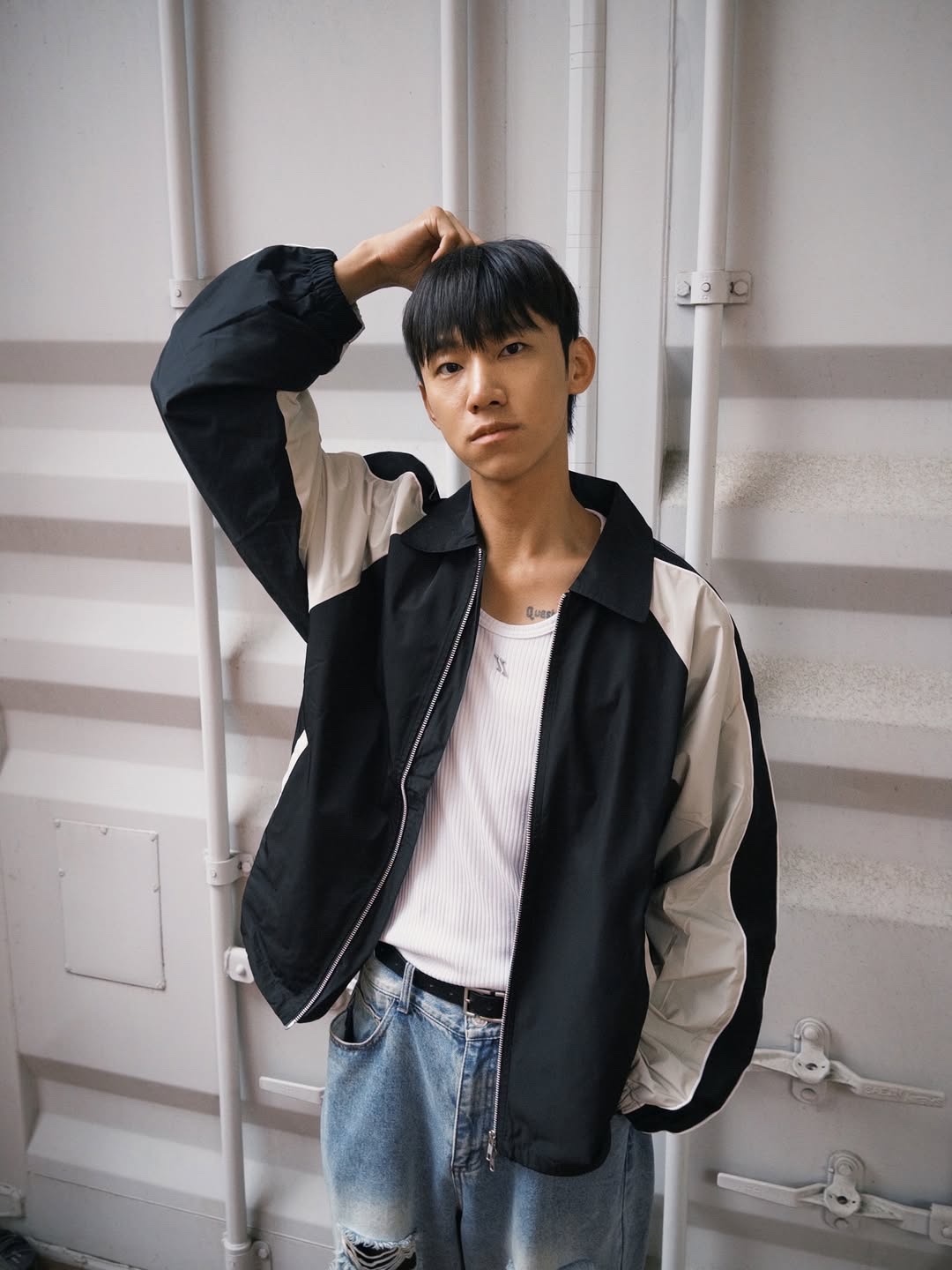 SLOW RECORD HOUSE Piping Line Windbreaker Navy 착용 스타일 - 3