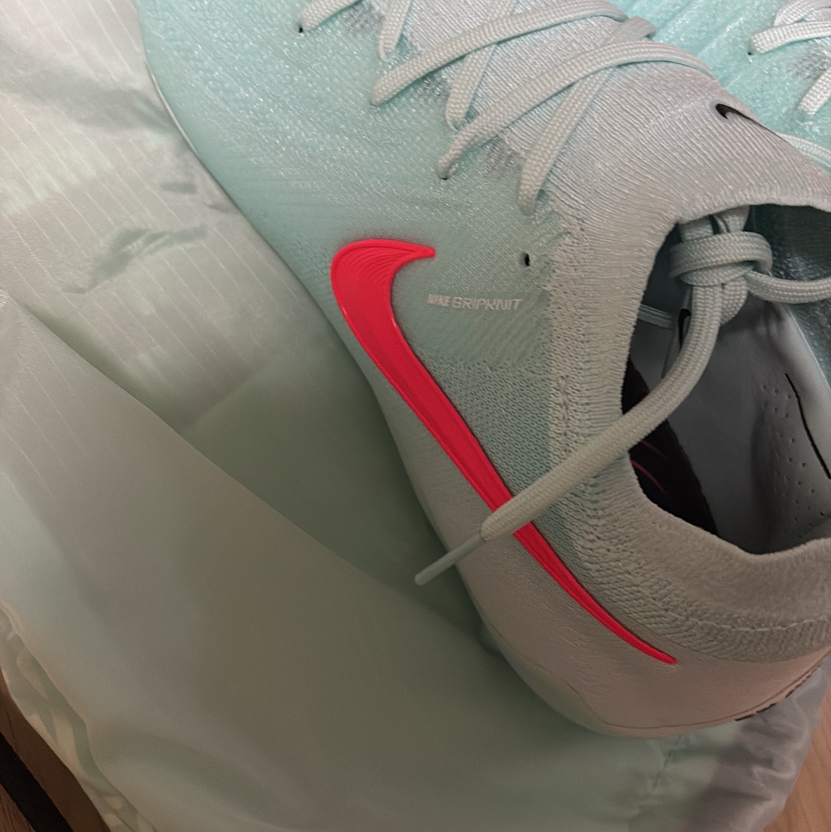 Nike Phantom GX 2 Elite FG Mint Atomic Red 착용 스타일