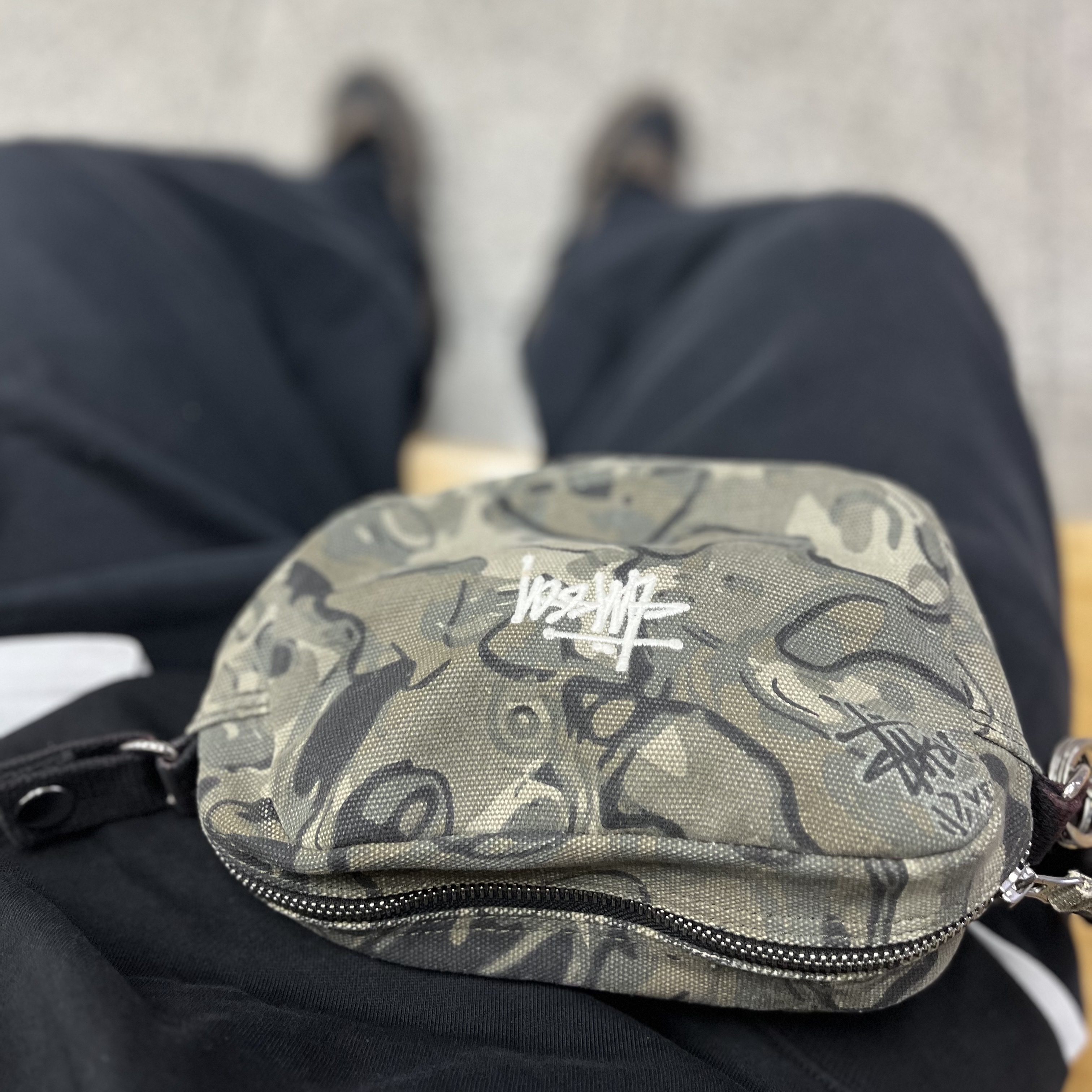 Jordan x Travis Scott Jumpman Jack TR Black and Dark Mocha, Stussy Canvas Side Pouch Veil Camo 착용 스타일 - 2