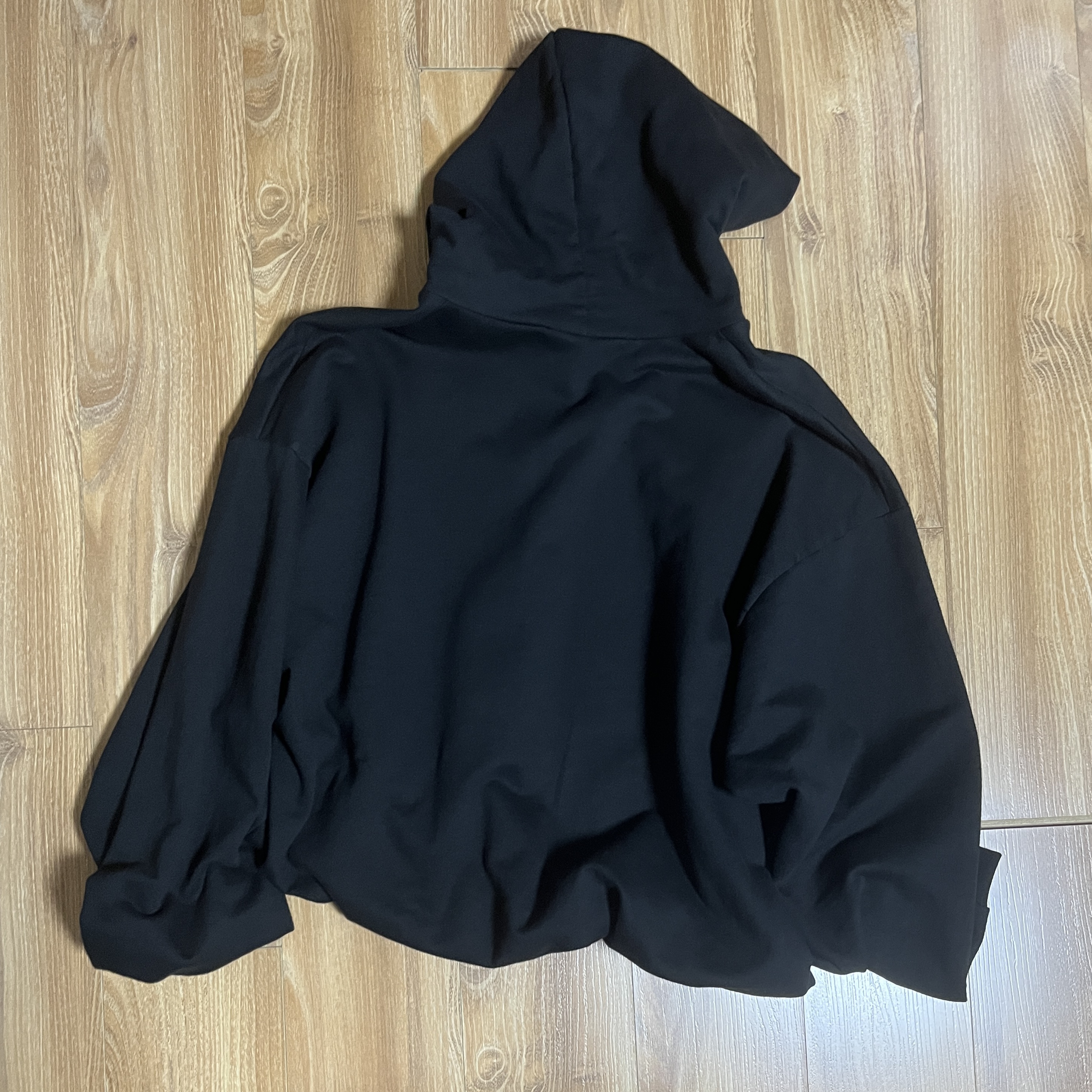 SATUR Lugo Applique Rivet Hoodie Classic Black 착용 스타일