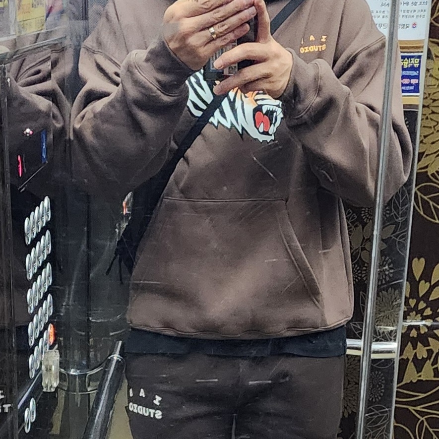 Kia Tigers x IAB Studio V12 Hoodie Brown, IAB Studio Sweatpants Brown 착용 스타일