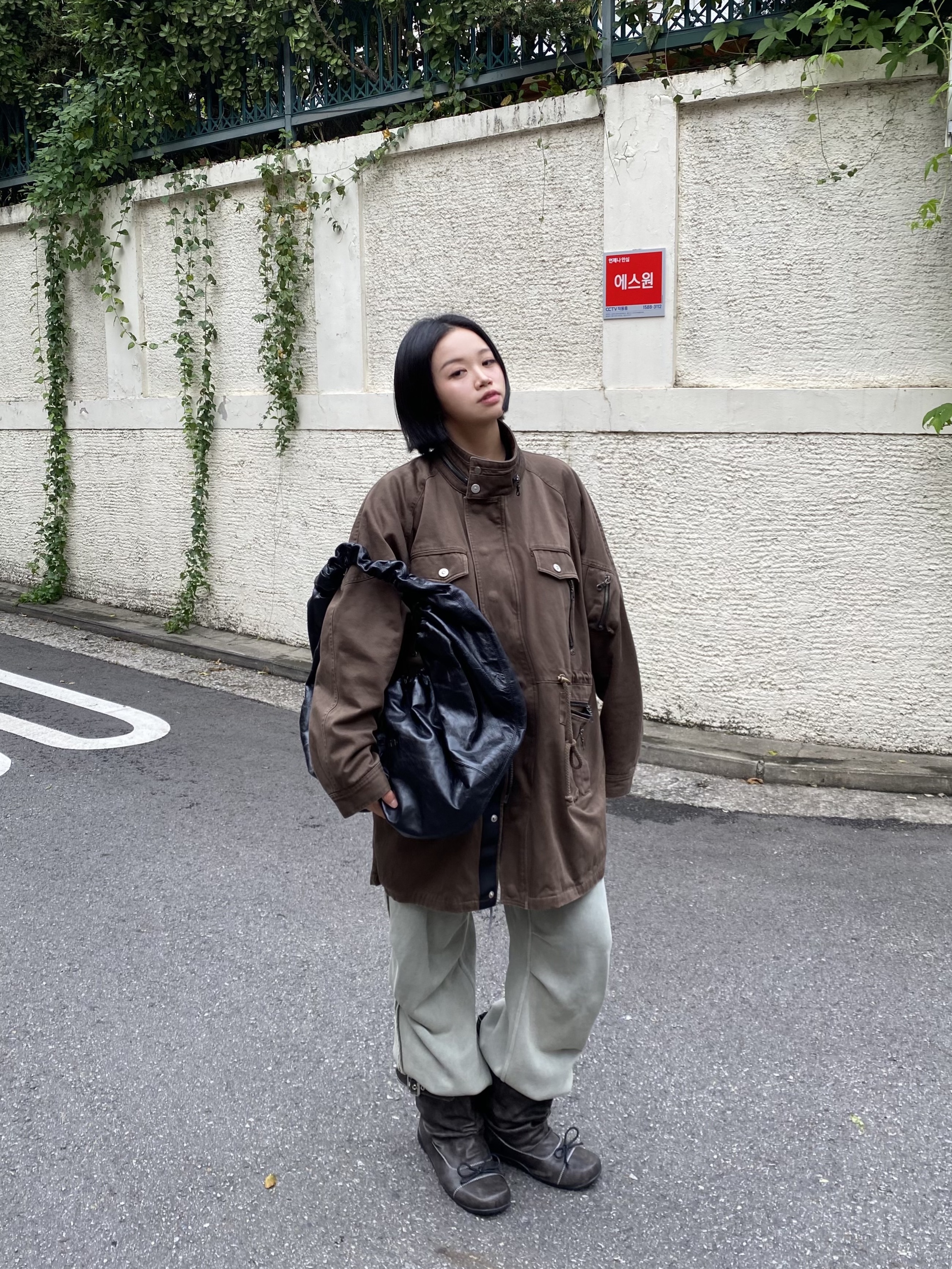 Vacant Archive Women Victor Cotton Field Jacket Brown 착용 스타일