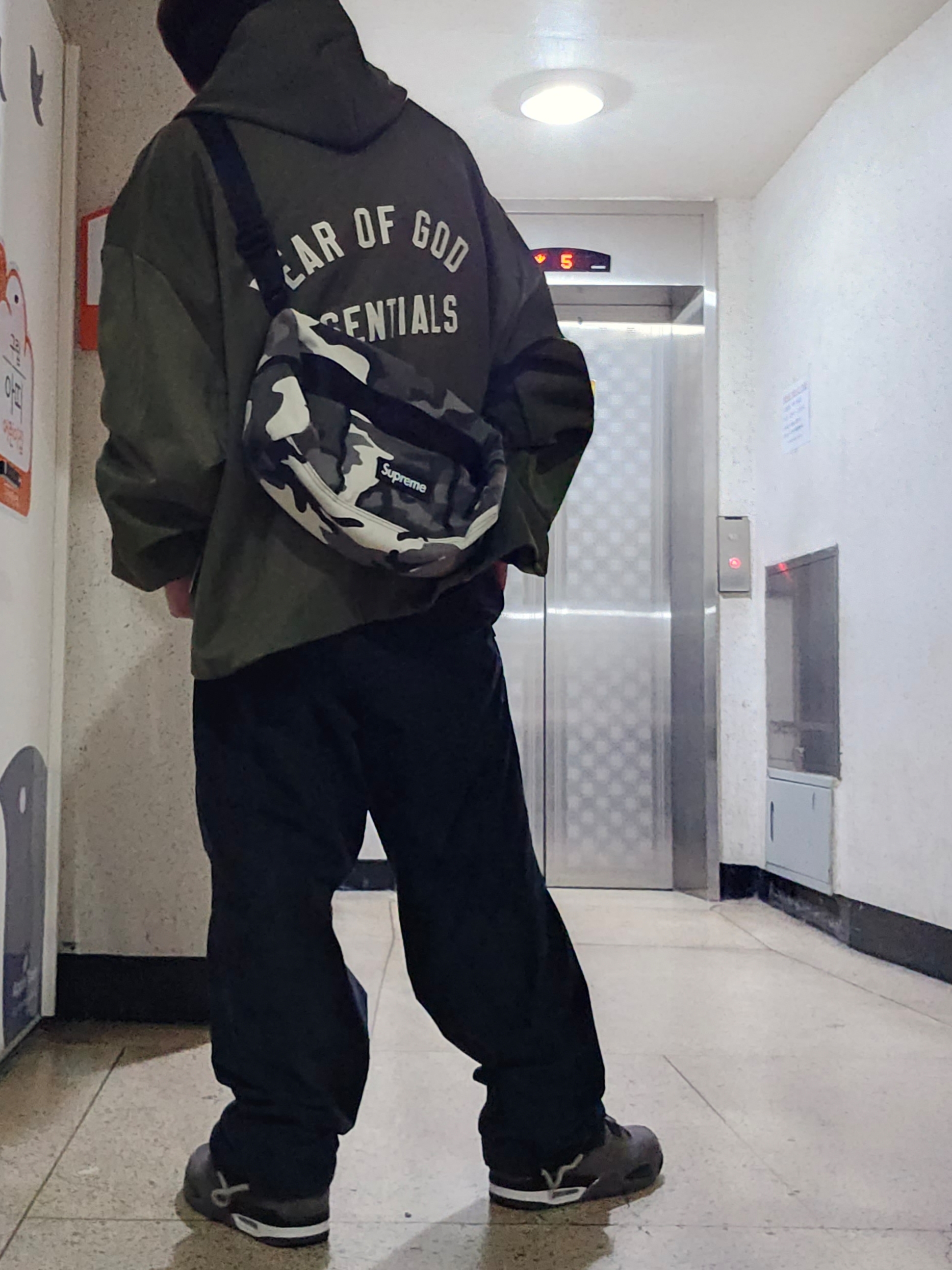 Essentials Textured Nylon Hooded Coaches Jacket Military - 24FW, Supreme Utility Bag Snow Camo - 25SS 착용 스타일
