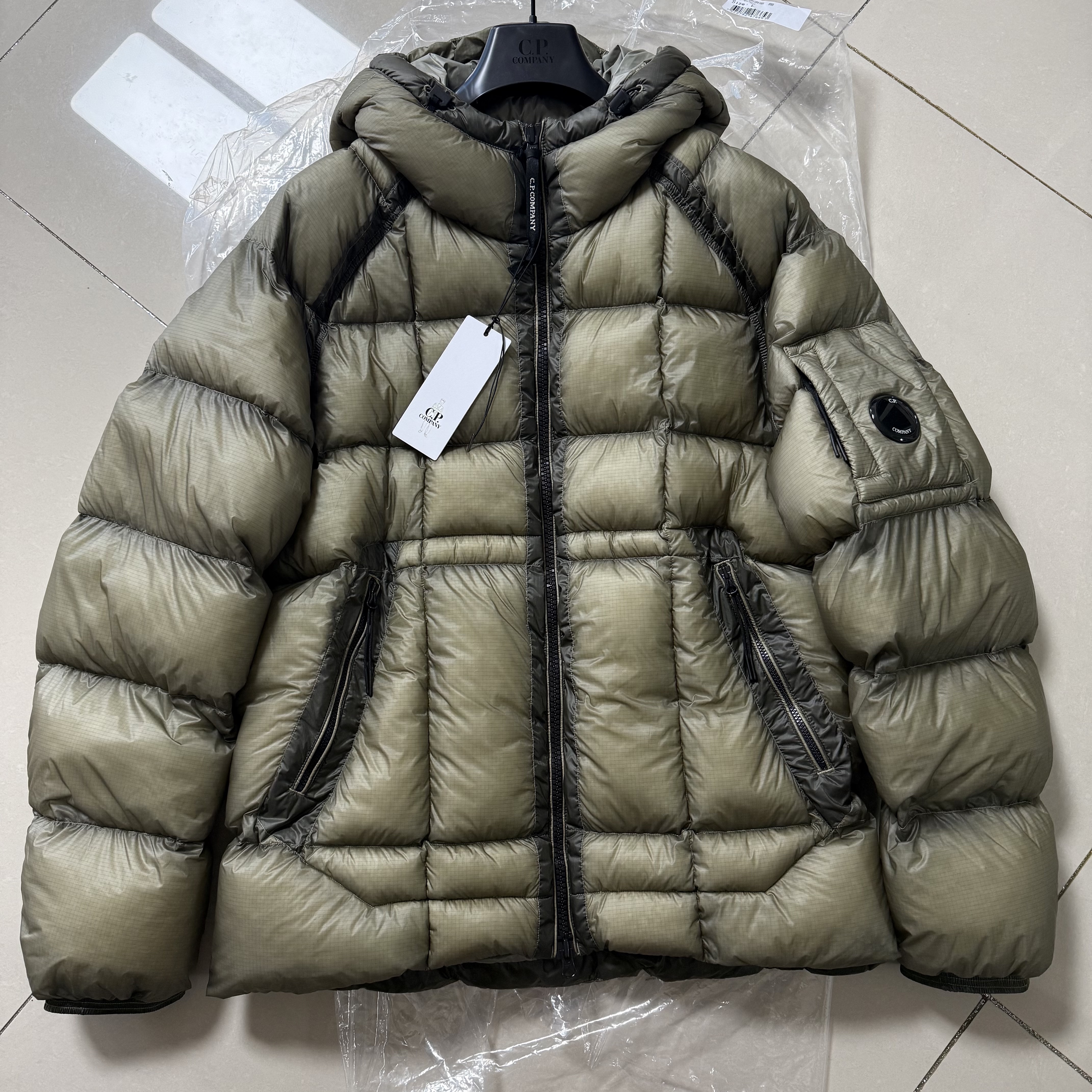 C.P. Company D.D. Shell Hooded Down Jacket Fungi Grey - 25FW 착용 스타일