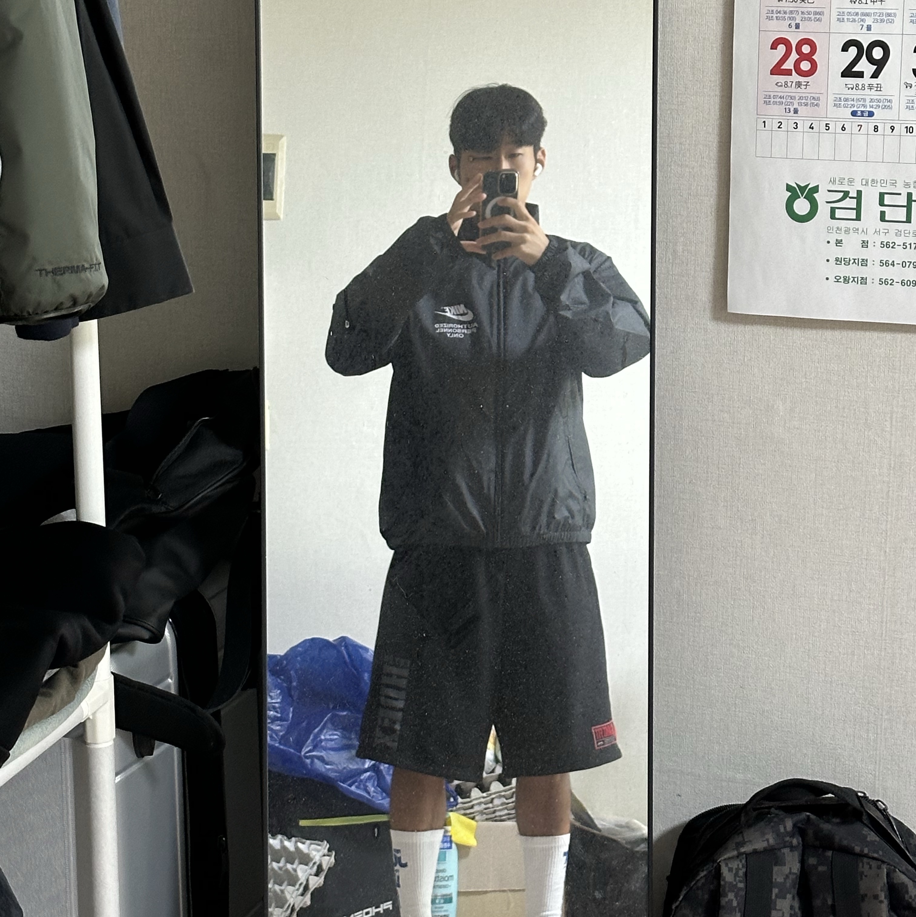 Nike Full-Zip Woven Jacket Black 착용 스타일