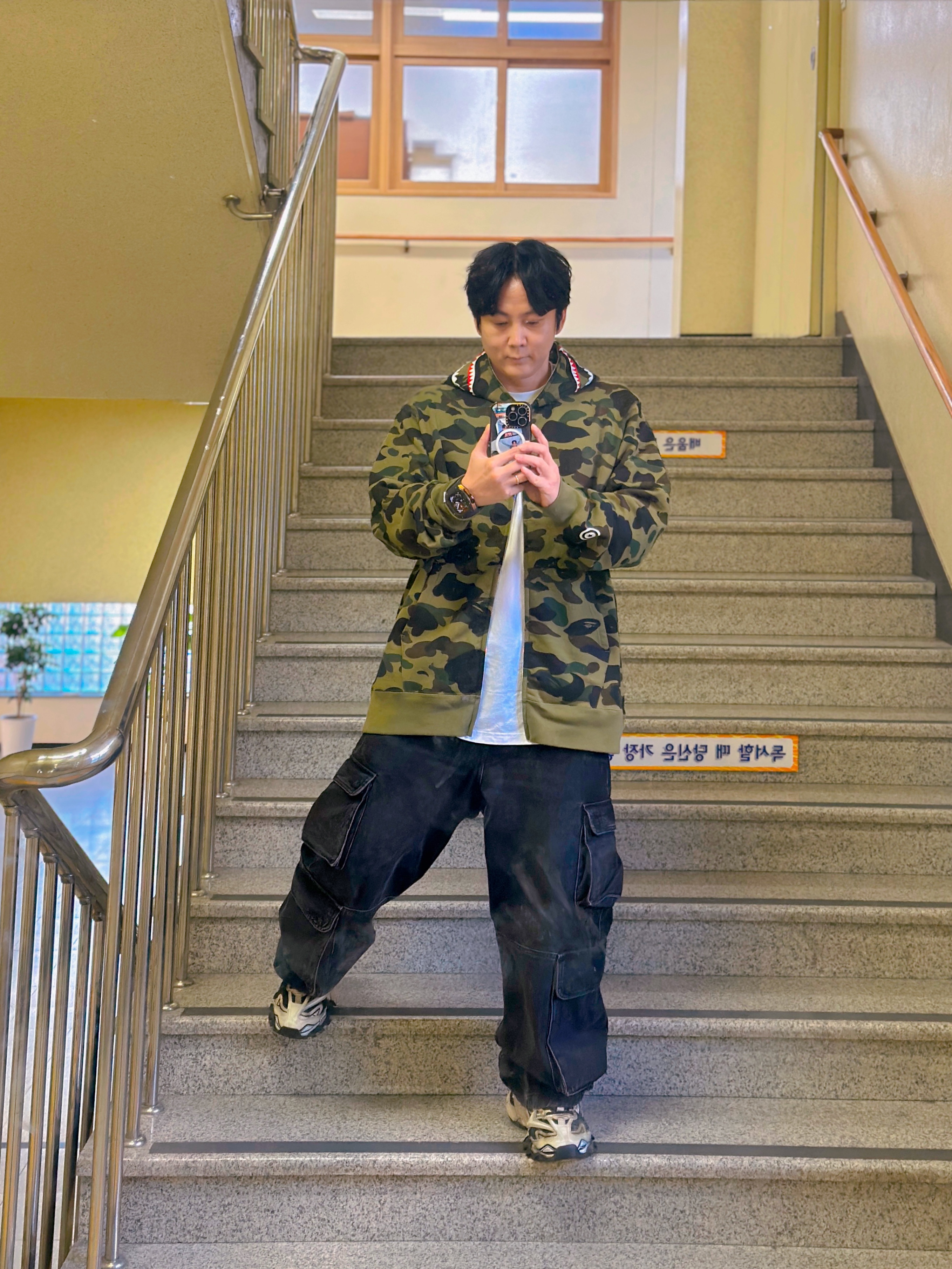 BAPE 1st Camo Shark Full Zip Hoodie Army Green 착용 스타일 - 2