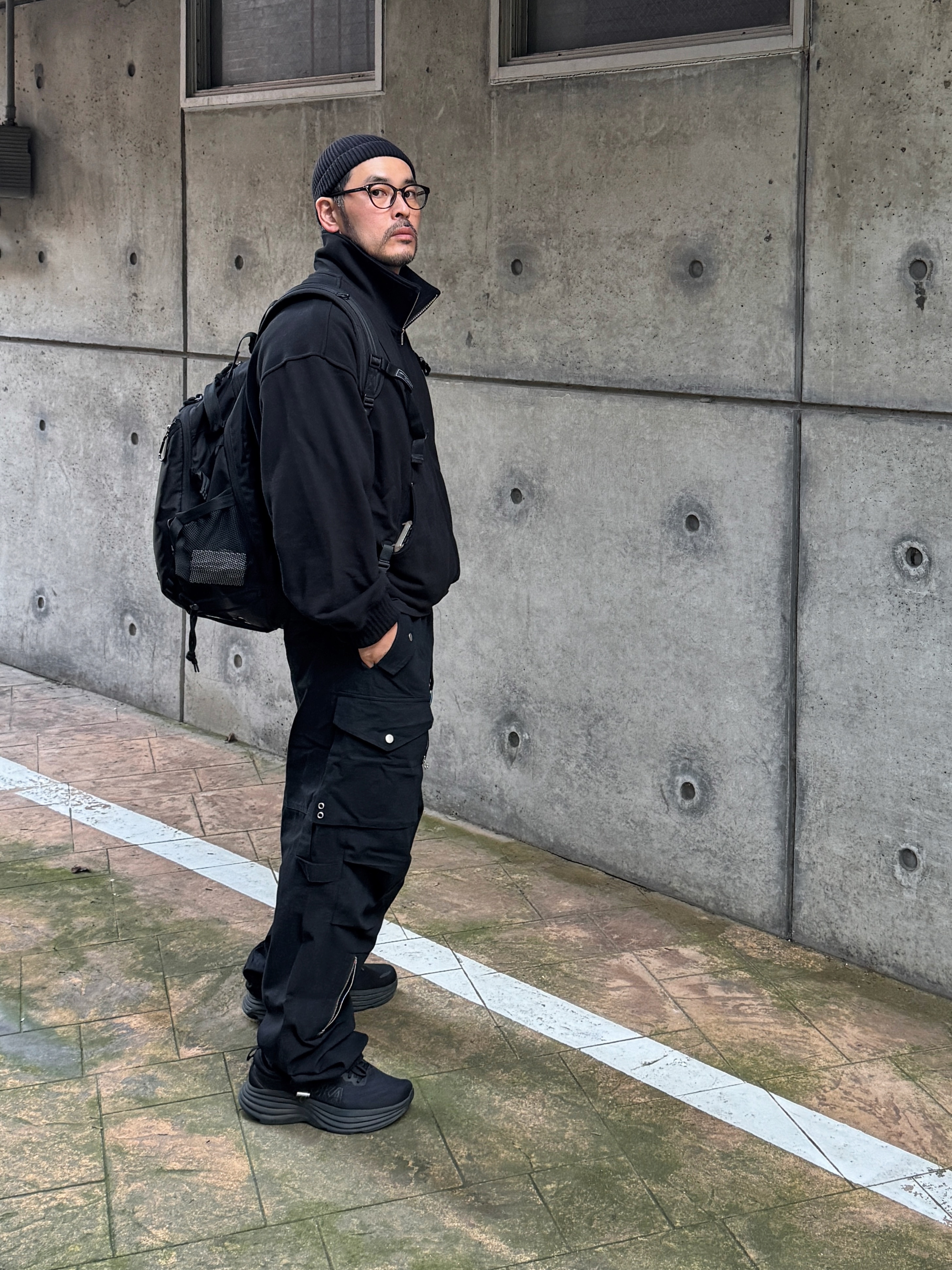 Hoka Bondi 8 Black - Wide, Flavorism Ripstop Parachute Cargo Pants Black 착용 스타일 - 2
