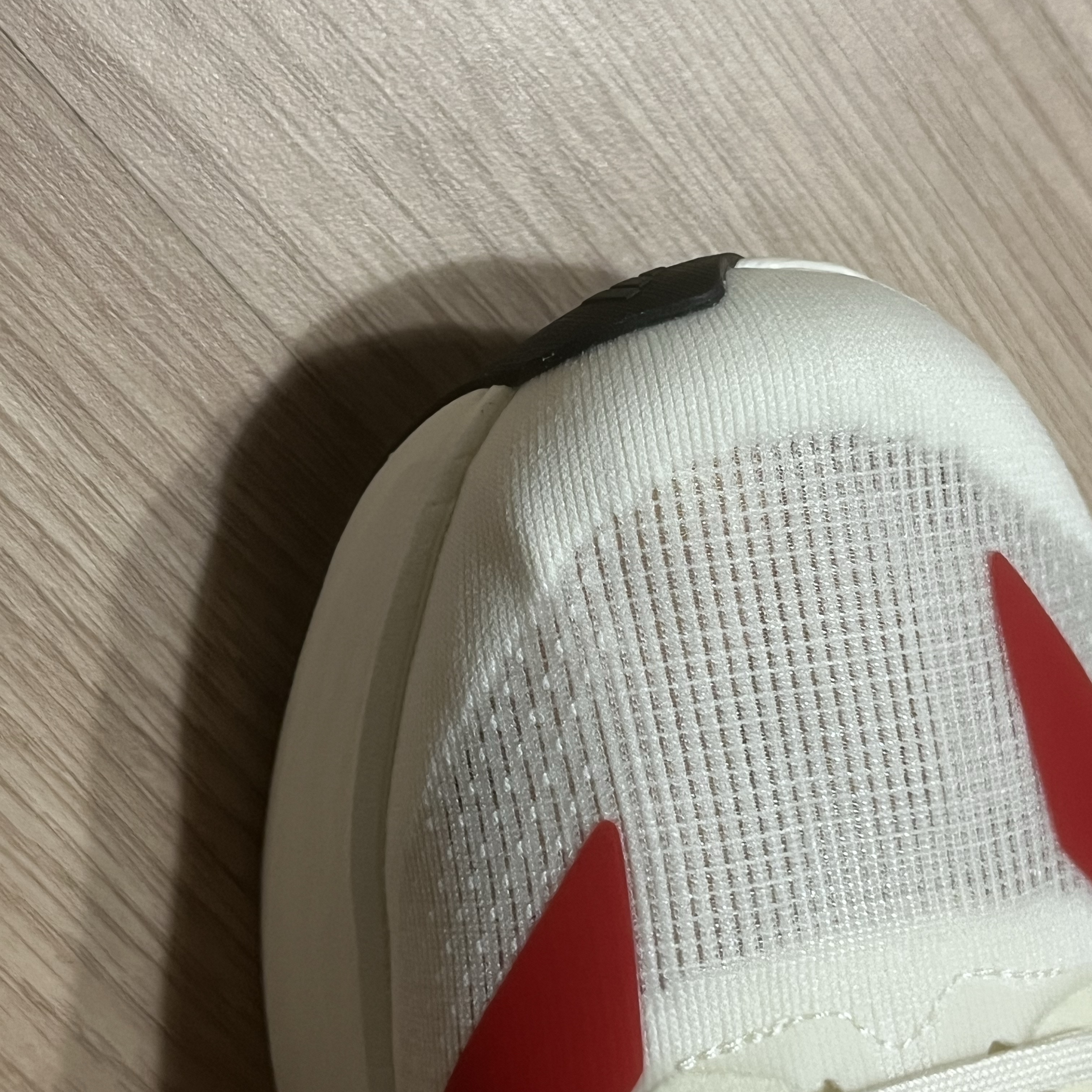 Adidas Adizero EVO SL Off White Better Scarlet 착용 스타일 - 2