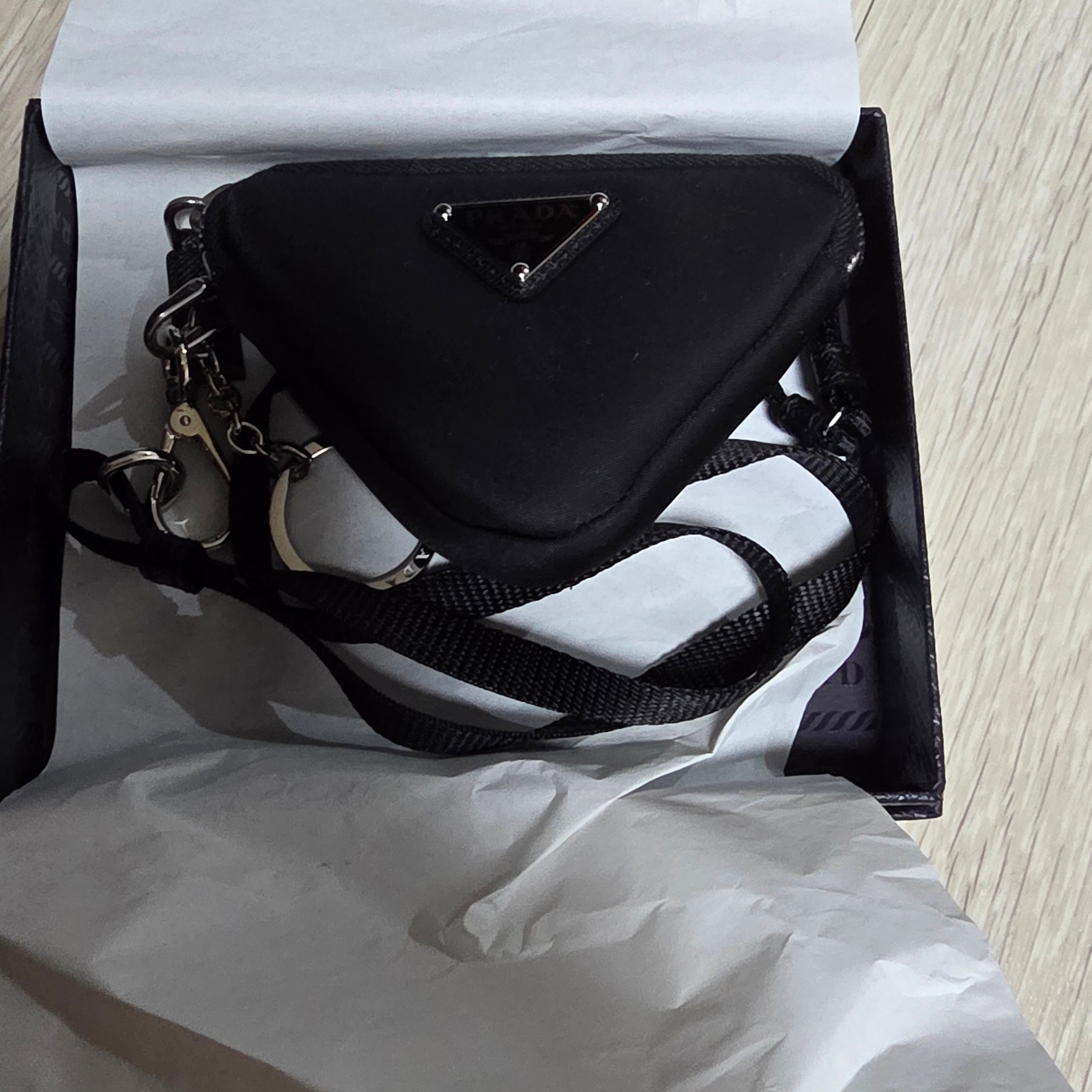 Prada Re-Nylon Mini Pouch Black 착용 스타일 - 4