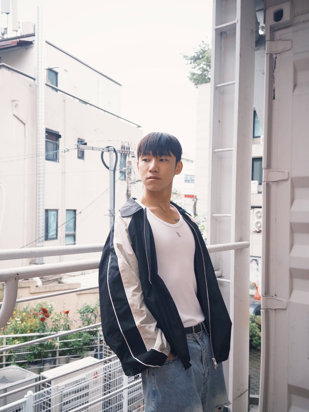 SLOW RECORD HOUSE Piping Line Windbreaker Navy 착용 스타일 - 4