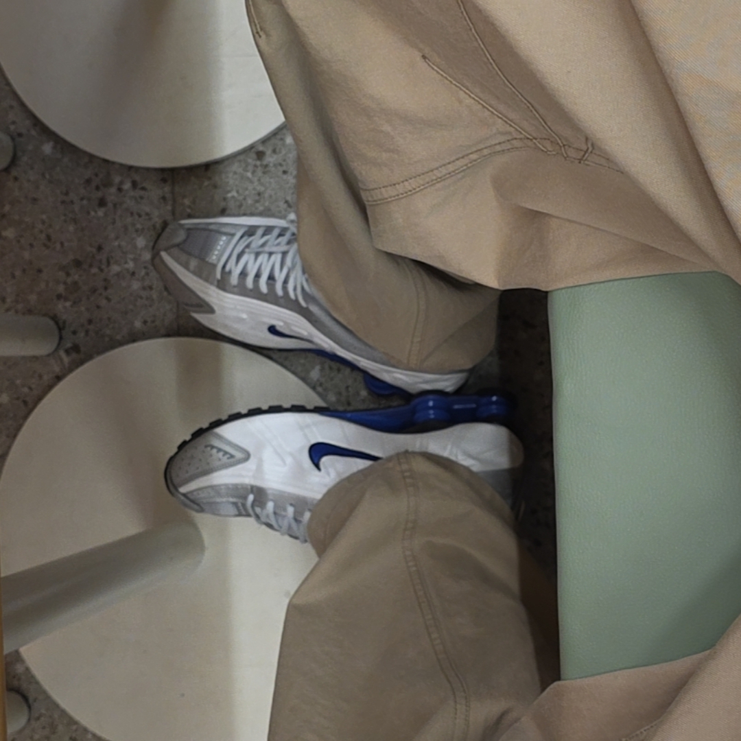 Nike Shox R4 White Racer Blue 착용 스타일 - 2