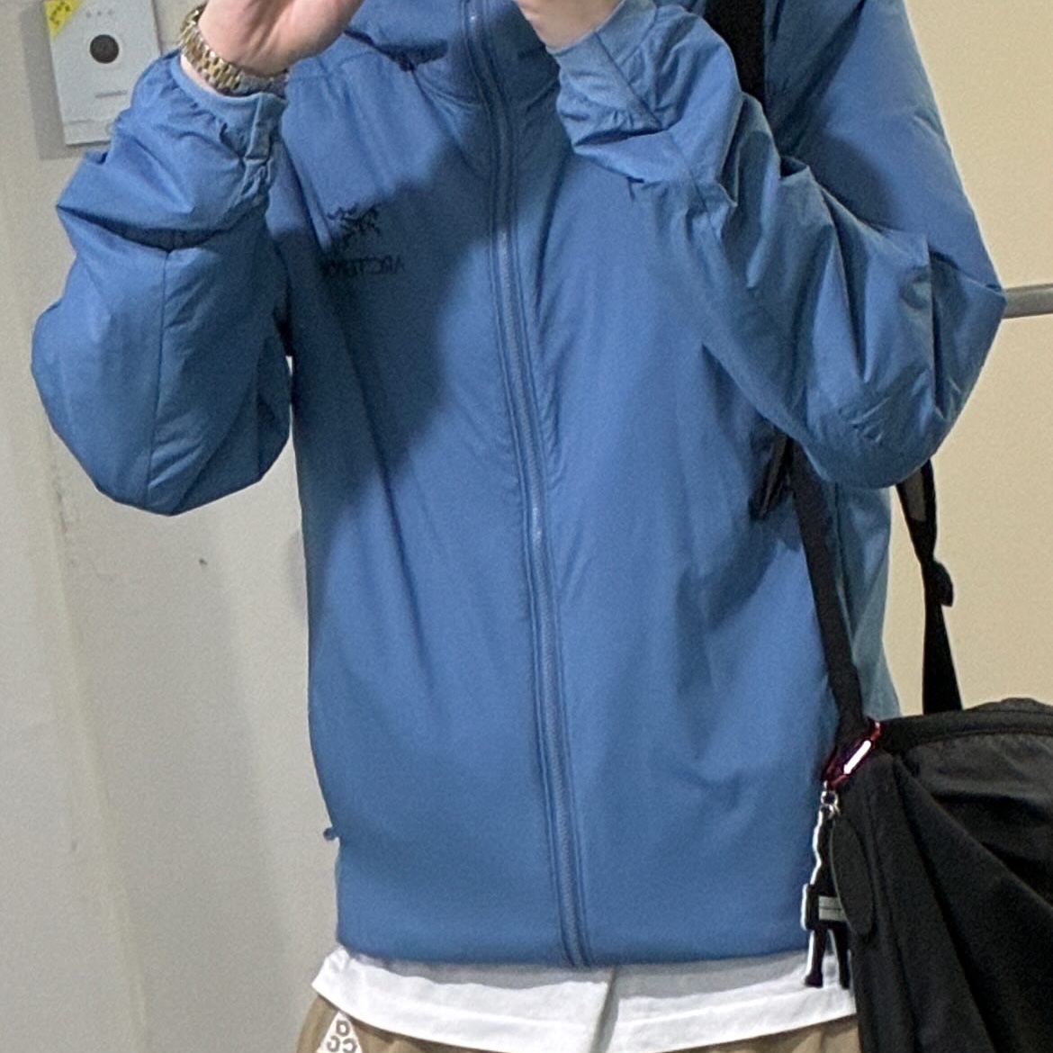 Arc'teryx Atom Hoody Stone Wash, Nike ACG Smith Summit Cargo Pants Khaki Iron Ore - Asia 착용 스타일