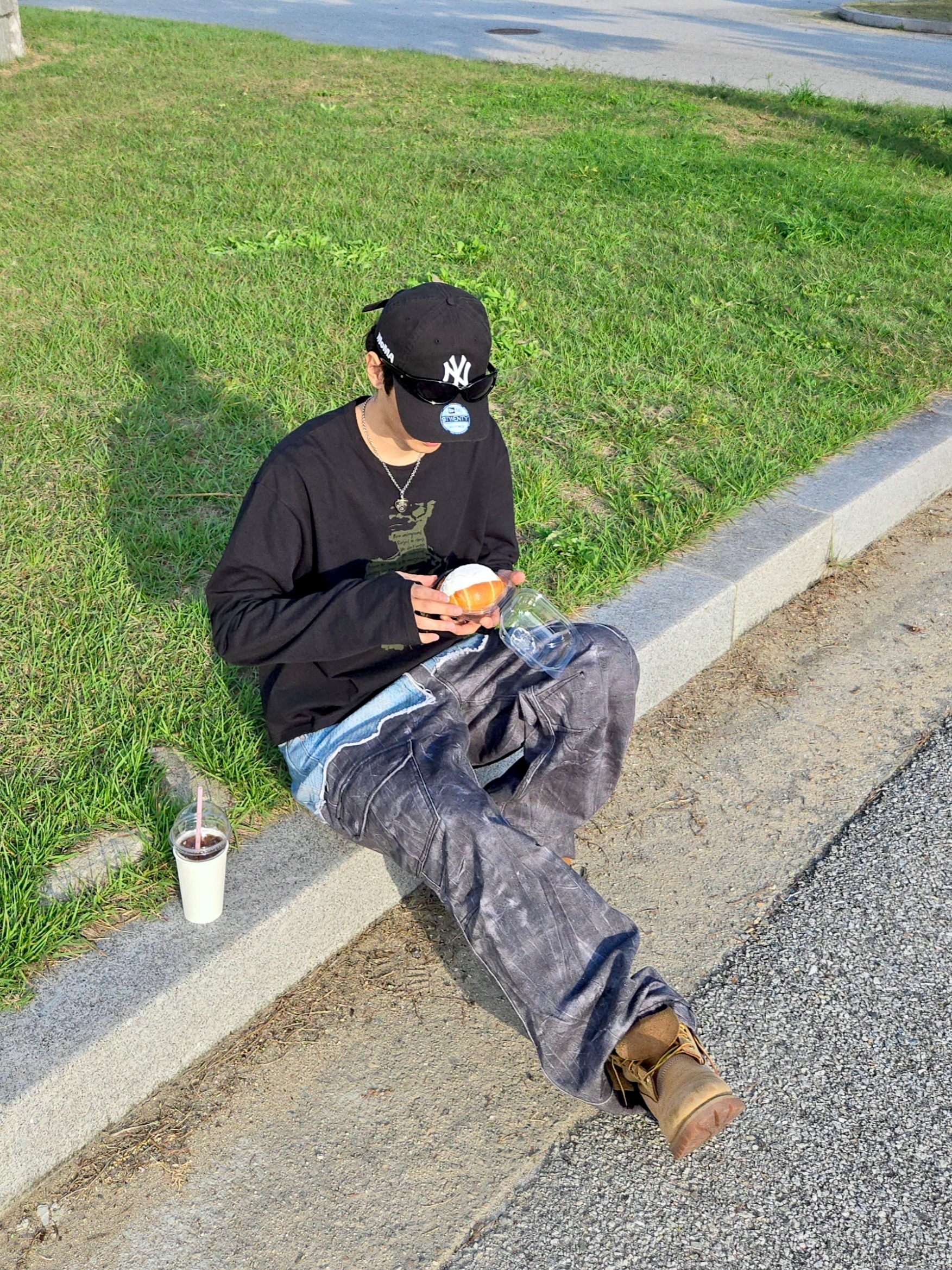 New Era x MoMA New York Yankees Cap Black, (W) Hysteric Glamour On Skull Pick Necklace Silver 착용 스타일 - 1