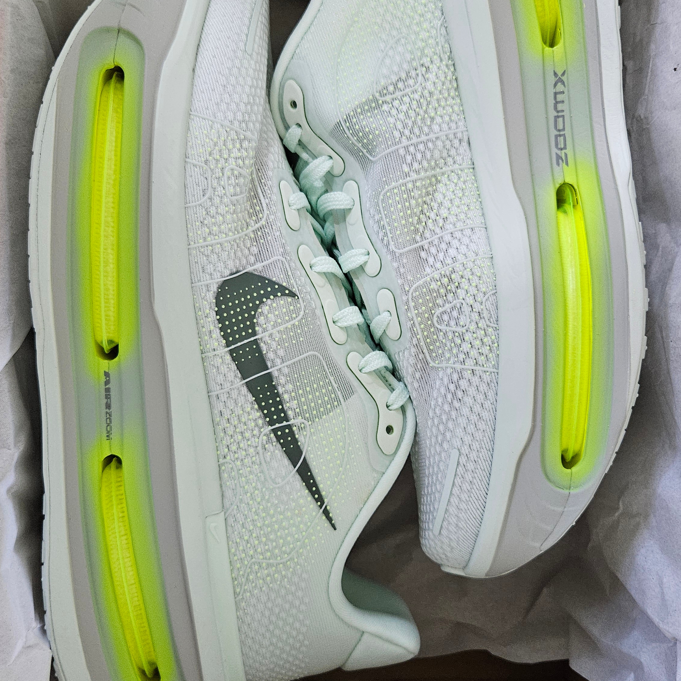 Nike Vomero Premium  Barely Green Clay Green 착용 스타일