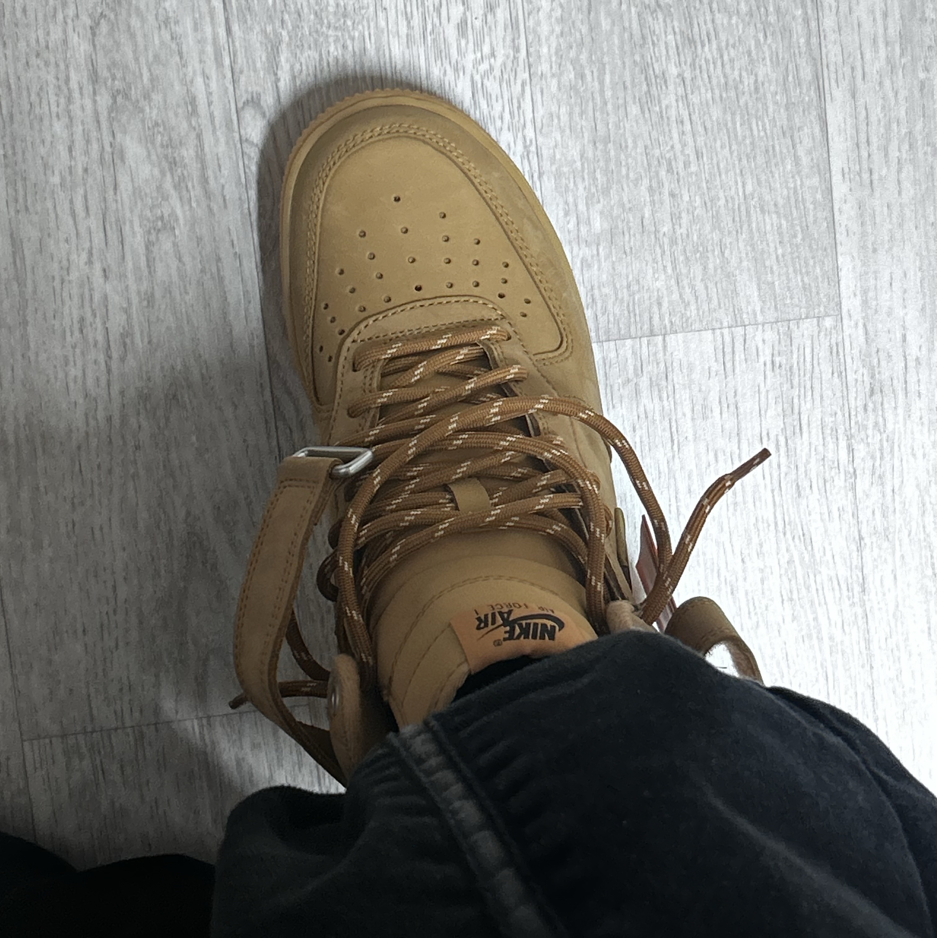 Nike Air Force 1 Mid '07 WB Flax 착용 스타일